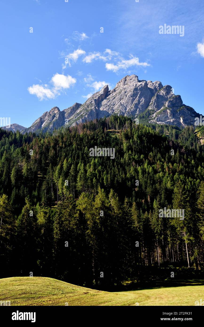 Der Sasso del Signore, Herrstein, ist ein 2447 Meter hoher Berg im Pragser Tal. Ein Berg, der nicht gut bekannt ist, aber von wilder Schönheit Stockfoto