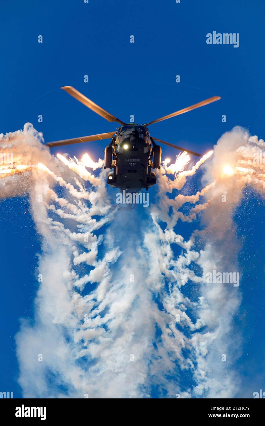 Hubschrauber der Deutschen Armee NH90 mit Flares, Ostrava, Tschechien. Stockfoto