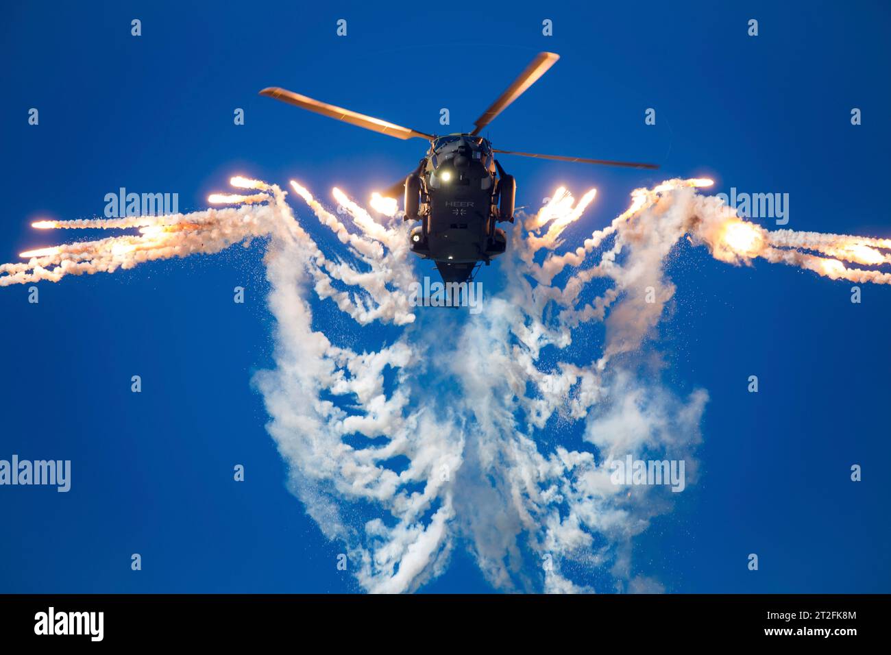 Hubschrauber der Deutschen Armee NH90 mit Flares, Ostrava, Tschechien. Stockfoto