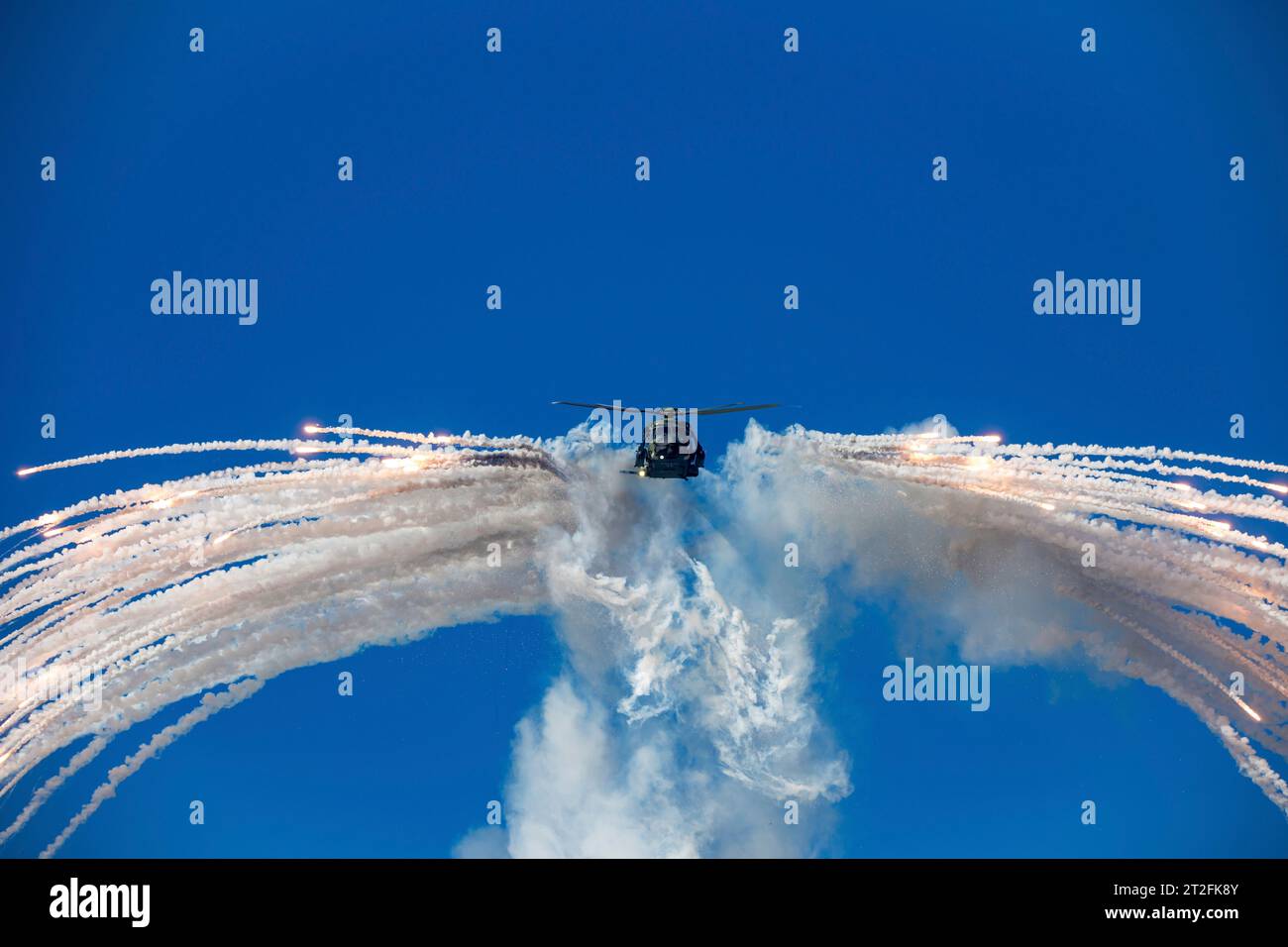 Hubschrauber der Deutschen Armee NH90 mit Flares, Ostrava, Tschechien. Stockfoto