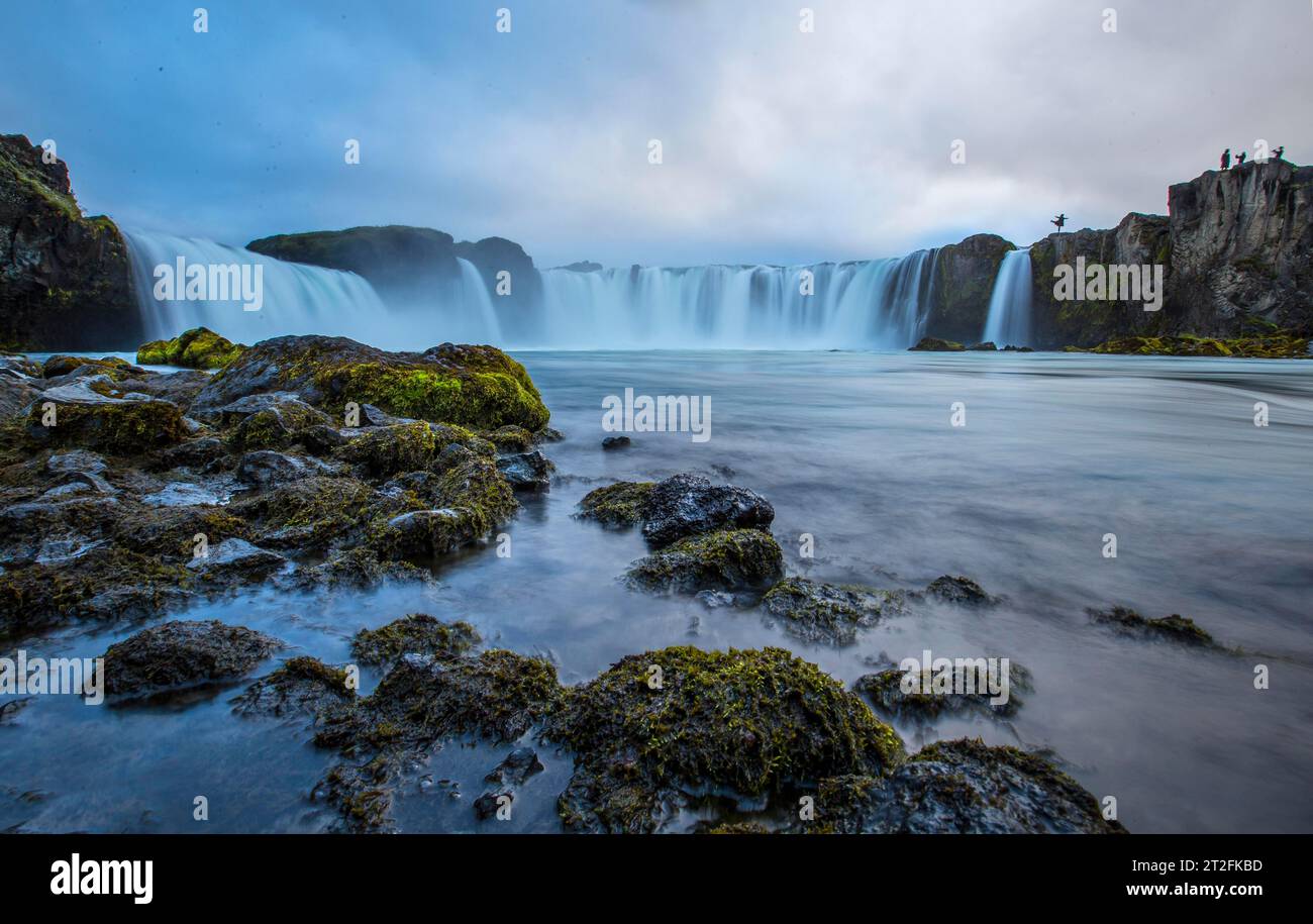 Der beeindruckende Godafoss Wasserfall von unten. Island Stockfoto