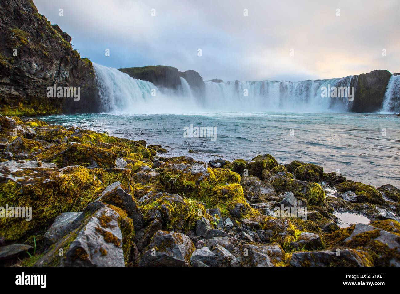 Der beeindruckende Godafoss Wasserfall von unten. Island Stockfoto