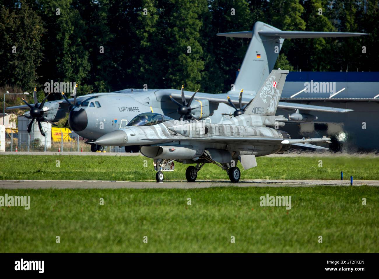 F-16C der polnischen Luftwaffe mit konformen Kraftstofftanks. Stockfoto
