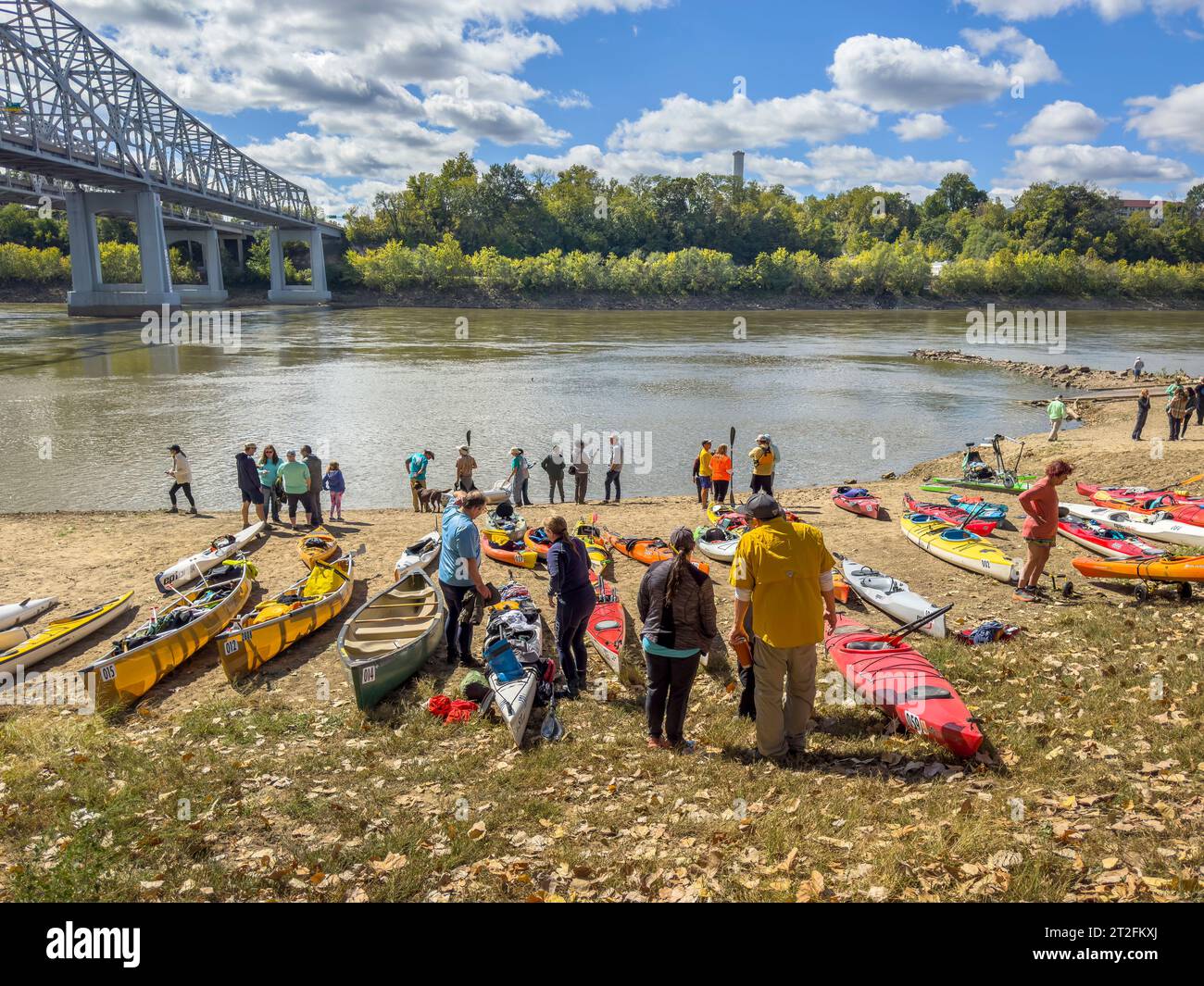 Jefferson City, MO, USA - 7. Oktober 2023: Paddler mit Kajaks und Kanus am Strand des Missouri River am Wilson Serenity Point (N Stockfoto