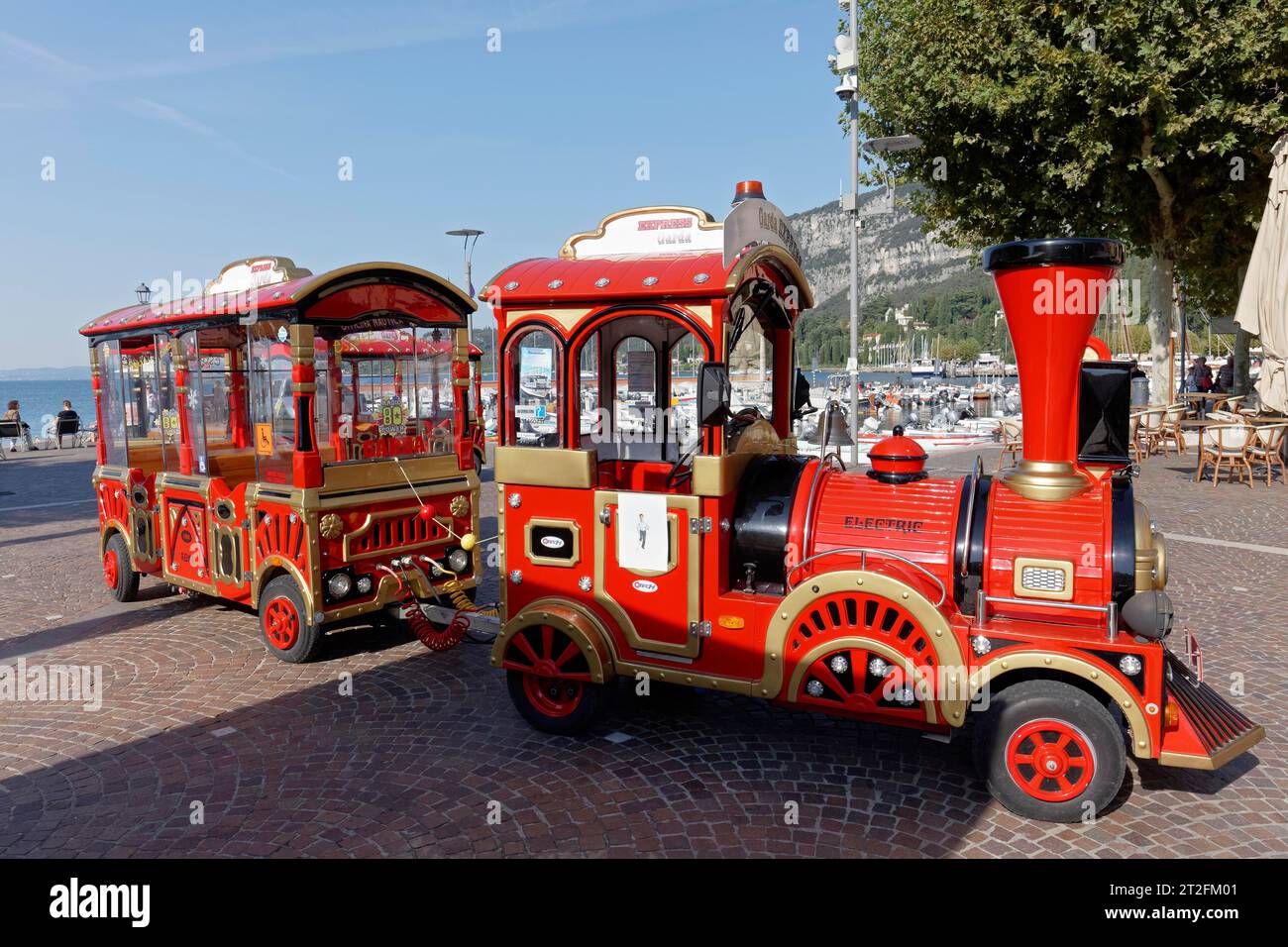 Standseilbahn an der Seepromenade, Touristenzug, Garda, Gardasee, Venetien, Provinz Verona, Italien Stockfoto