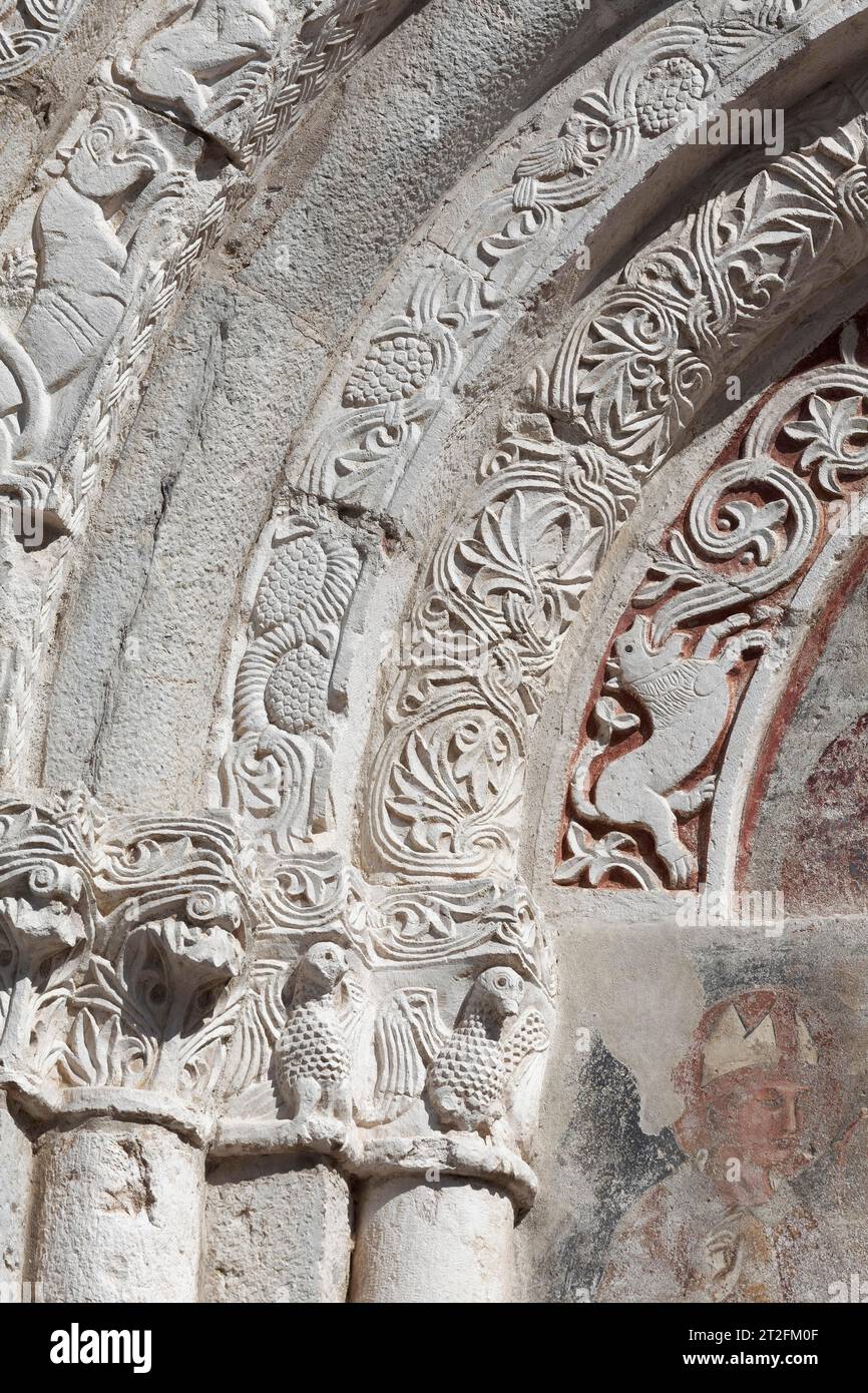 Säulen-porta mit Ornamenten und Figuren, romanische Kirche Sant'Andrea, 12. Jahrhundert, Toscolano-Maderno, Westufer des Gardasees, Lombardei Stockfoto