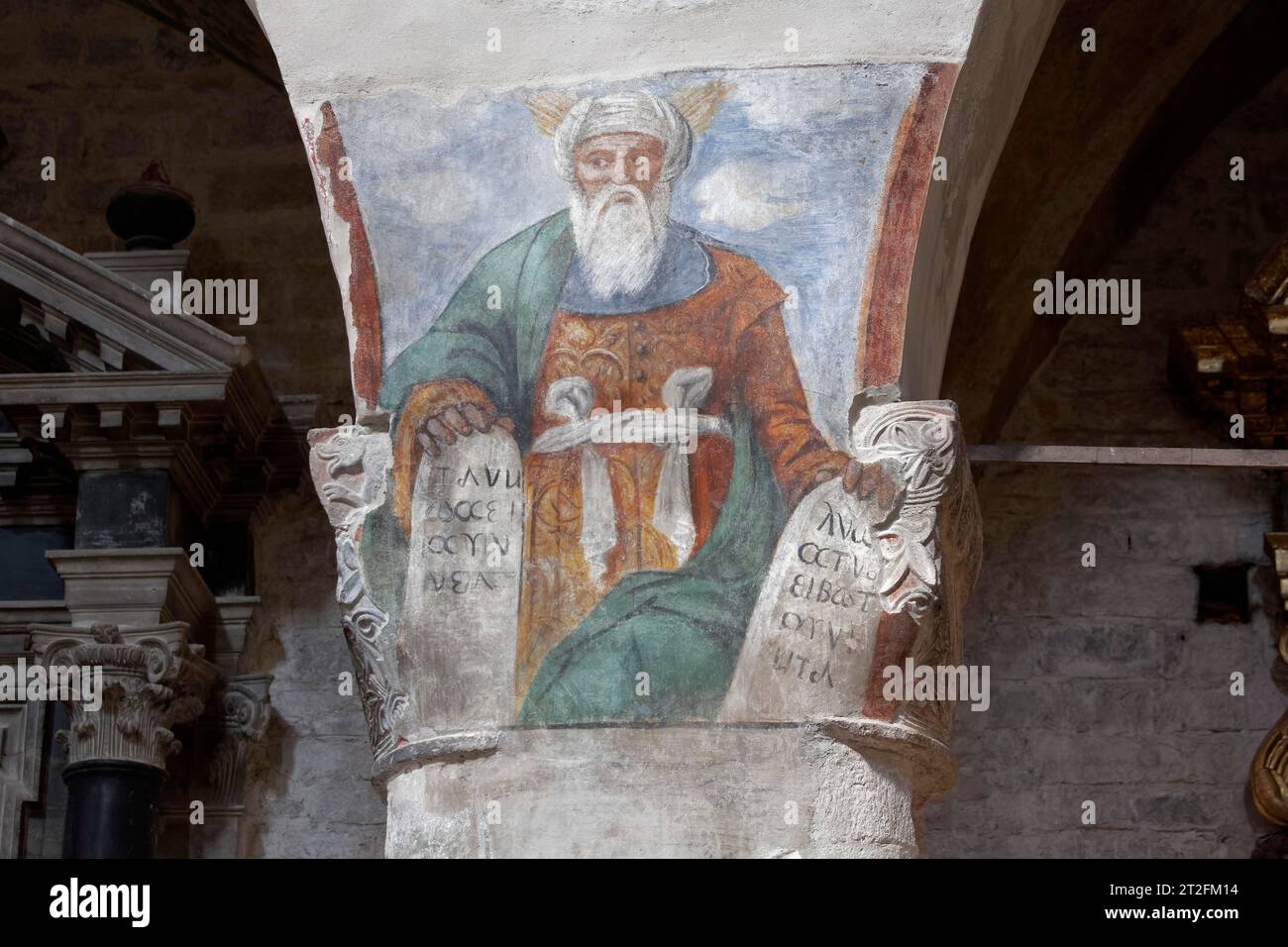 Moses mit Gesetzestafeln, malerische Hauptstadt, romanische Kirche Sant'Andrea, 12. Jahrhundert, Toscolano-Maderno, Westufer des Gardasees Stockfoto