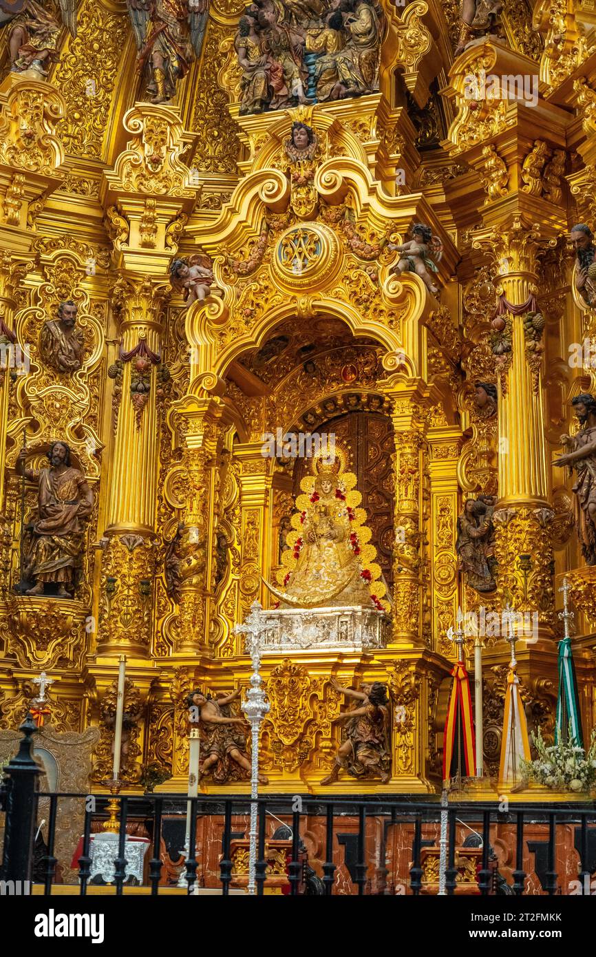 Detail des Inneren der Kirche und der Jungfrau im Heiligtum von El Rocio. Huelva. Andalusien Stockfoto