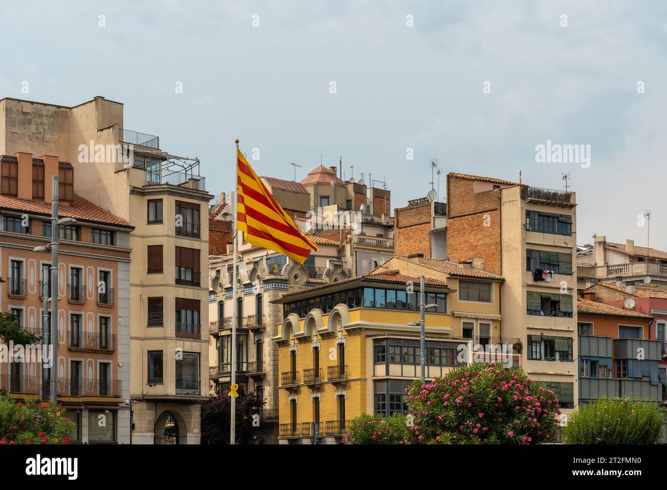 Girona mittelalterliche Stadt, gelbe Elemente und Verbindungen in Solidarität mit dem politischen Konflikt, Katalonien Costa Brava im Mittelmeer. Spanien Stockfoto