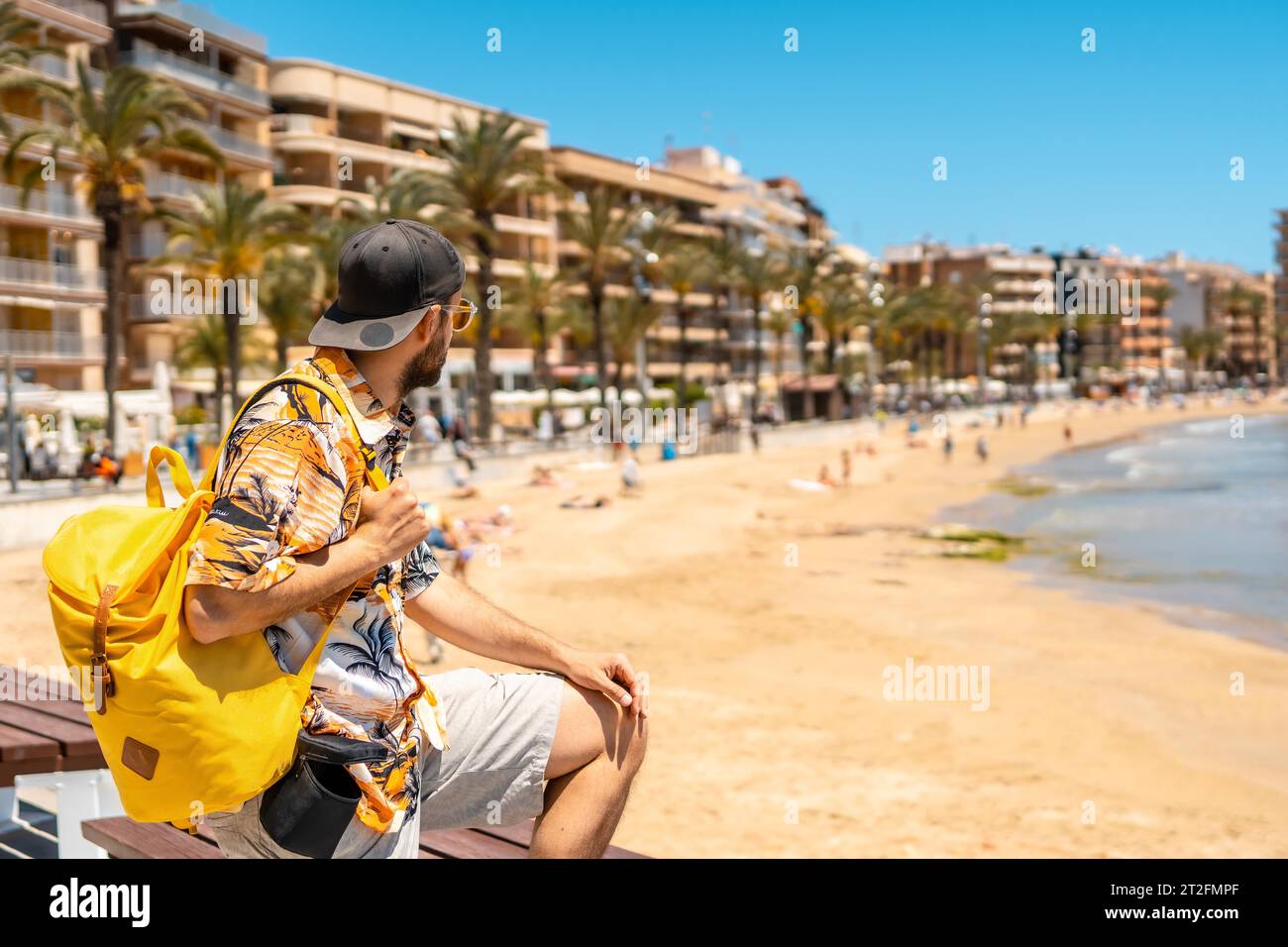 Ein junger ausländischer Tourist an der Playa del Cura in der Küstenstadt Torrevieja, Alicante, Valencia. Spanien, Mittelmeer Stockfoto