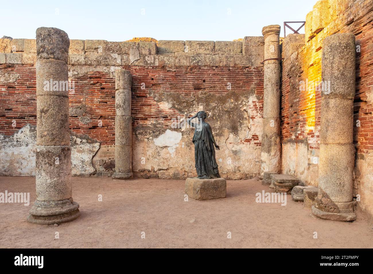 Römische Ruinen von Merida, Skulptur einer Frau am Eingang des römischen Theaters. Extremadura, Spanien Stockfoto