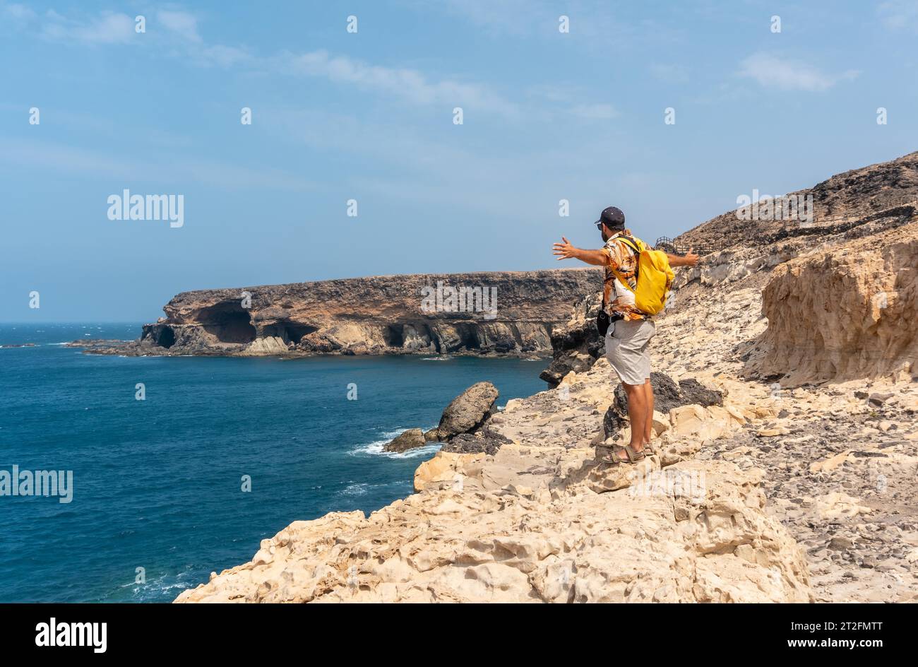 Ein junger Tourist auf dem Weg zu den Höhlen von Ajuy, Pajara, Westküste der Insel Fuerteventura, Kanarischen Inseln. Spanien Stockfoto