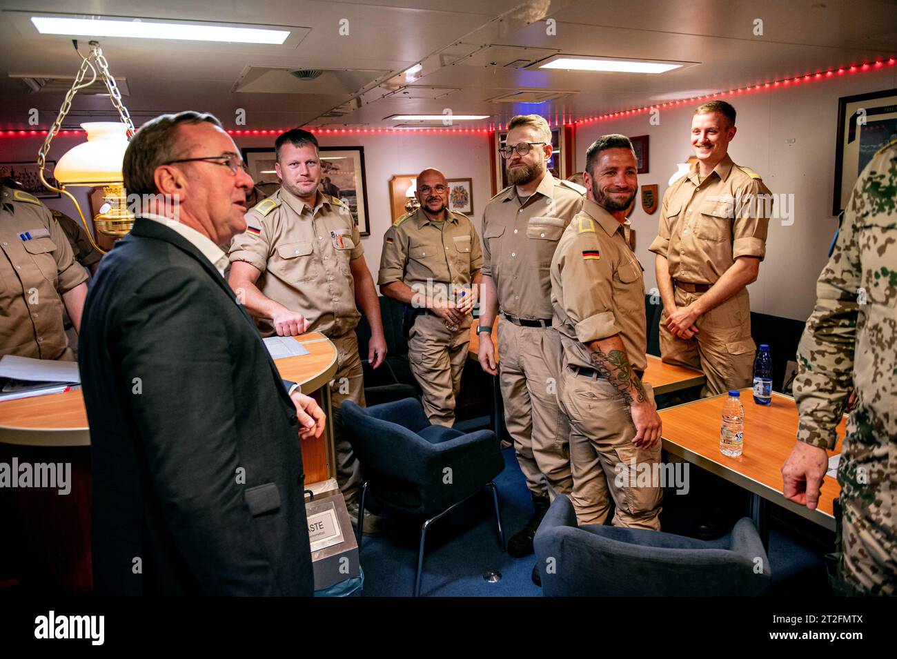 Beirut, Libanon. Oktober 2023. Bundesverteidigungsminister Boris Pistorius (l, SPD) besucht während seiner Reise in den Libanon Soldaten der Korvette Oldenburg, die ein Beitrag zur UN-Mission UNIFIL ist. Verteidigungsminister Pistorius ist zu einem Besuch im Libanon angekommen, um sich über die wachsenden Spannungen im Nahen Osten zu informieren. Quelle: Fabian Sommer/dpa/Alamy Live News Stockfoto