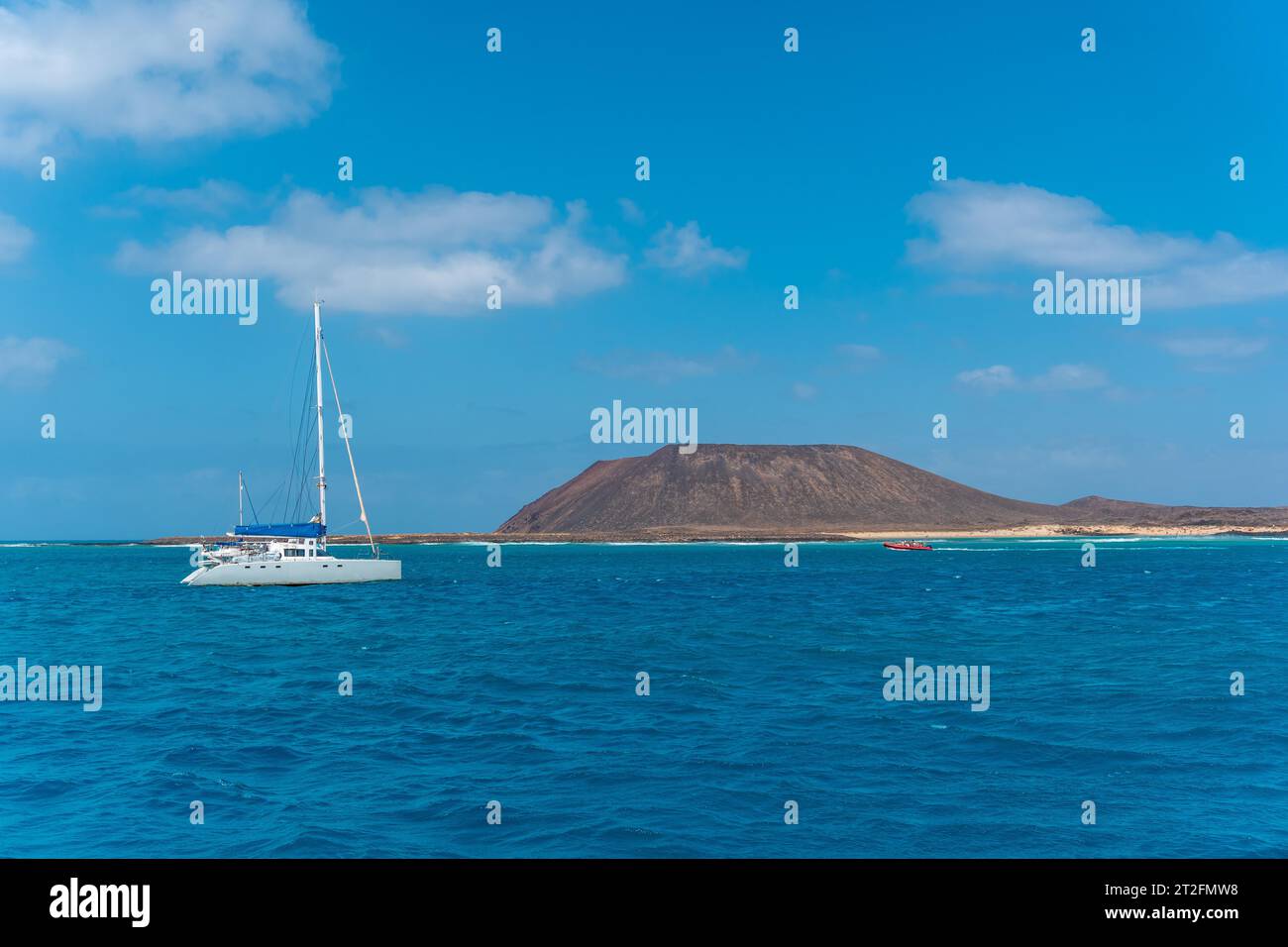 Türkisfarbenes Wasser auf der Isla de Lobos, vor der Nordküste der Insel Fuerteventura, Kanarische Inseln. Spanien Stockfoto