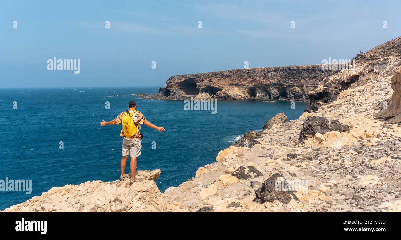 Ein junger Tourist auf dem Weg zu den Höhlen von Ajuy, Pajara, Westküste der Insel Fuerteventura, Kanarischen Inseln. Spanien Stockfoto