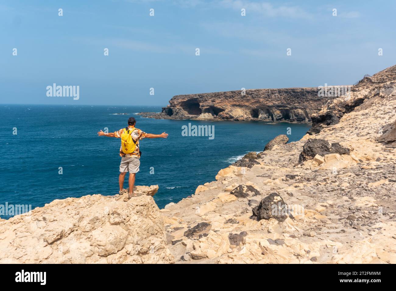Ein junger Tourist auf dem Weg zu den Höhlen von Ajuy, Pajara, Westküste der Insel Fuerteventura, Kanarischen Inseln. Spanien Stockfoto