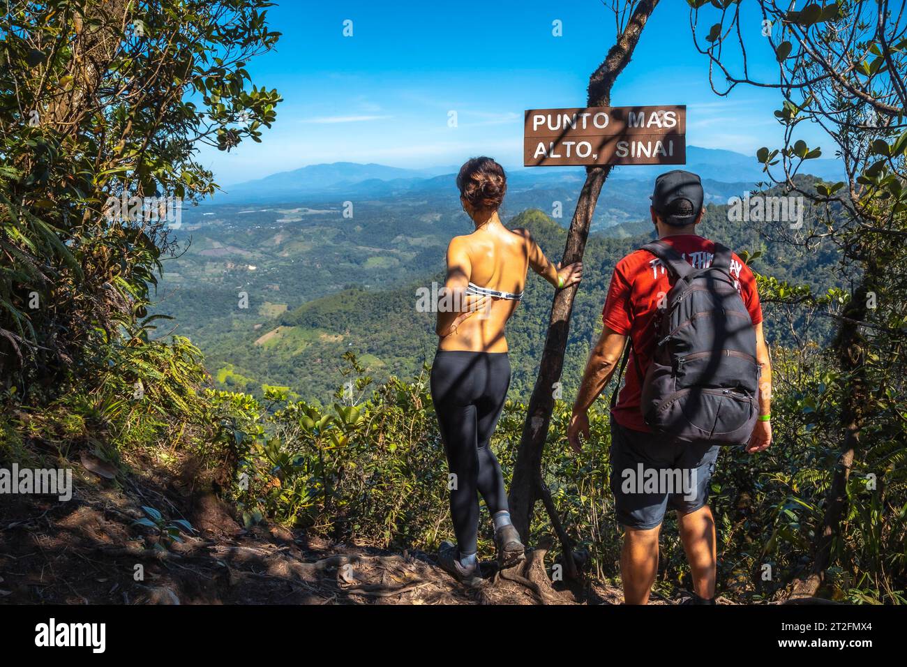 Ein Paar am höchsten Punkt namens Sinai im Cerro Azul Meambar Nationalpark (Panacam) am Lake Yojoa. Honduras Stockfoto