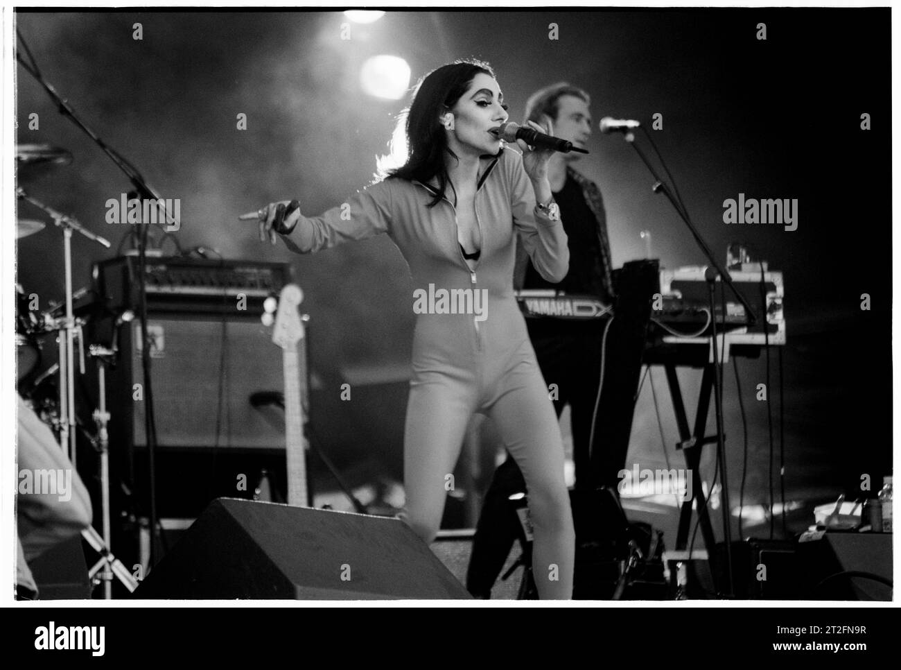 PJ HARVEY, GLASTONBURY FESTIVAL, 1995: PJ Harvey Plays the Main Stage at the Glastonbury Festival, Pilton Farm, Somerset, England, 24. Juni 1995. 1995 feierte das Festival sein 25-jähriges Bestehen. In diesem Jahr gab es keine Pyramidenphase, da sie abgebrannt war. Foto: ROB WATKINS. INFO: PJ Harvey ist eine renommierte britische Singer-Songwriterin und Musikerin, die für ihre unverwechselbare Stimme und ihren eklektischen Stil bekannt ist. Mit mehreren Auszeichnungen, darunter dem Mercury Prize, umfasst ihr einflussreiches Werk Rock, Punk und alternative Genres und macht sie zu einer Schlüsselfigur in der zeitgenössischen Musik. Stockfoto