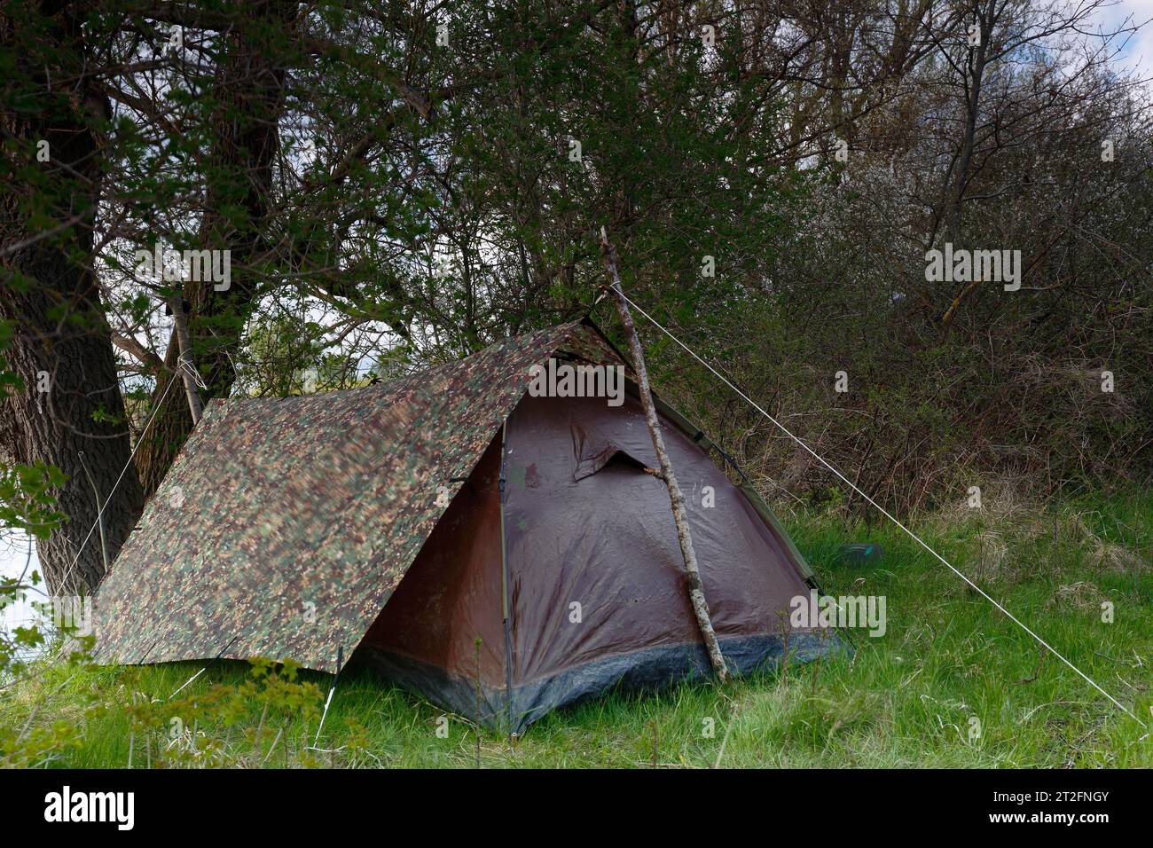 Camp eines Naturfotografen, lebt in der Natur, Naturpark Peenetal Flusslandschaft, Mecklenburg-Vorpommern, Deutschland Stockfoto