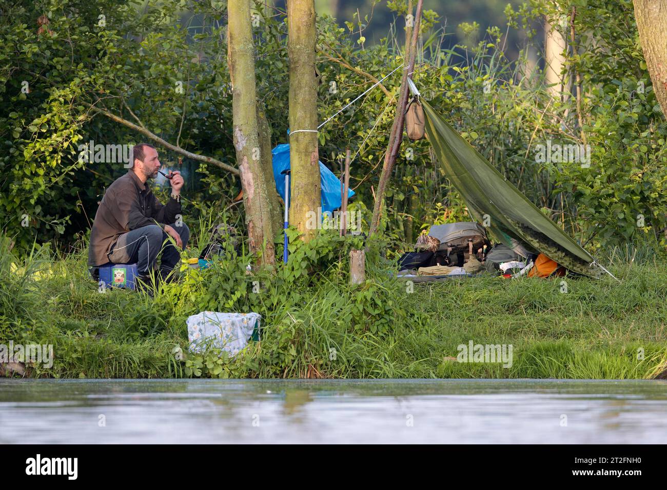 Camp eines Naturfotografen, lebt in der Natur, Naturpark Peenetal Flusslandschaft, Mecklenburg-Vorpommern, Deutschland Stockfoto