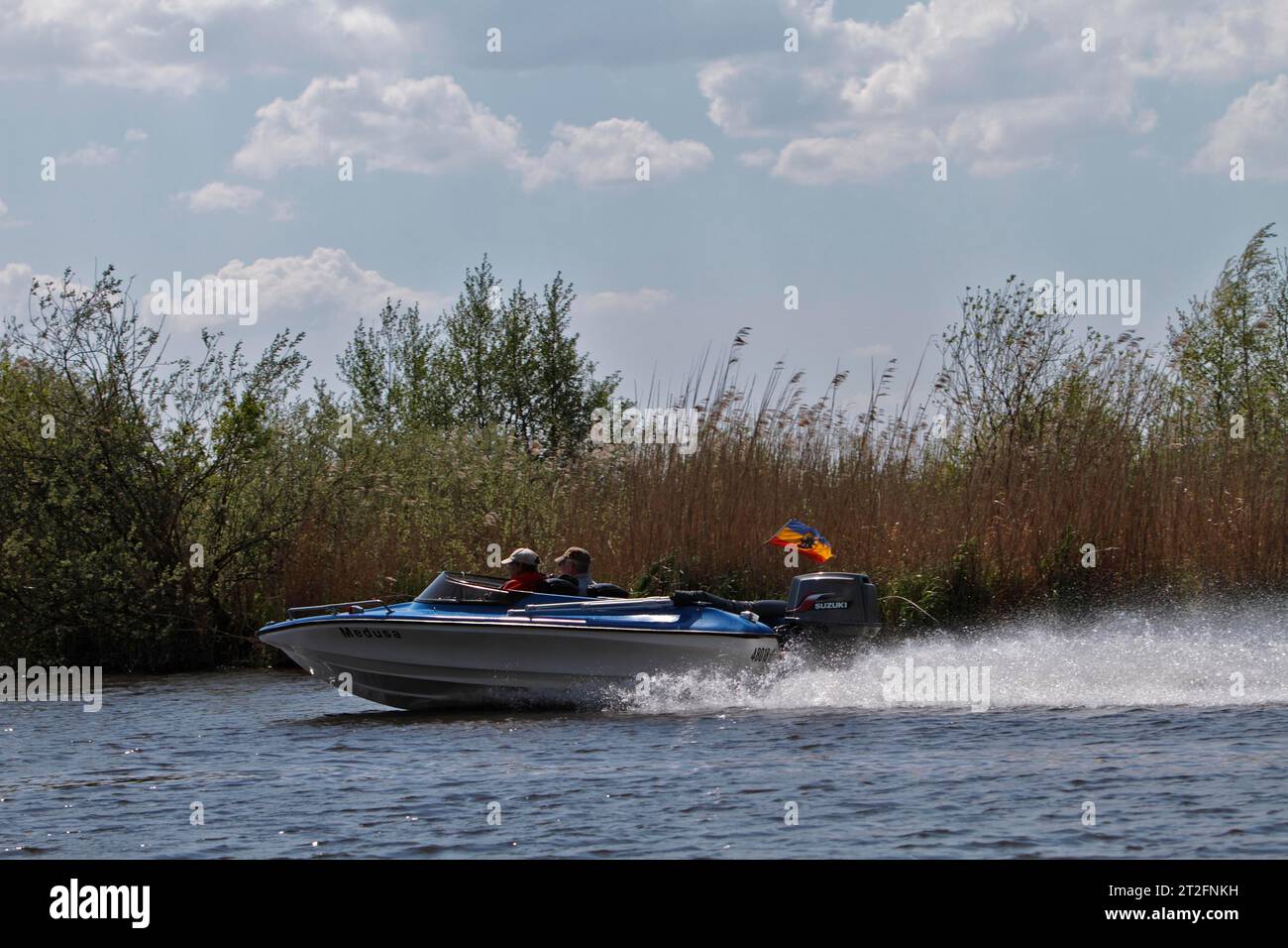 Motorboot auf der Peene, überhöhte Geschwindigkeit, rücksichtsloses Verhalten, ungesetzliches Verhalten, Gefährdung anderer Verkehrsteilnehmer auf dem Wasser, Verstoß gegen Verordnungen Stockfoto