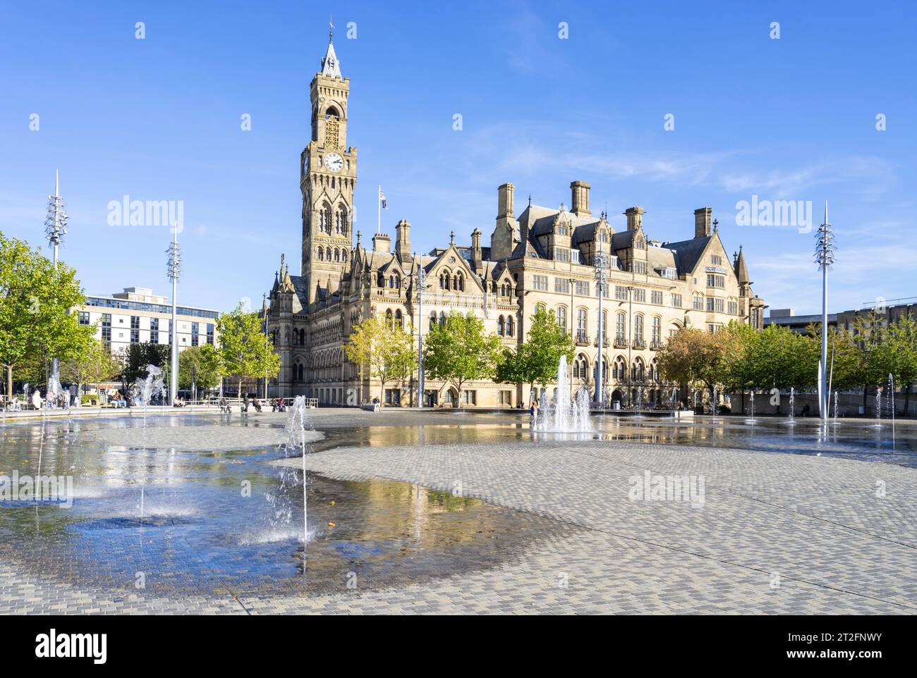 Bradford Town Hall Uhrenturm oder Bradford City Hall im Stadtzentrum von Bradford Centenary Square mit Springbrunnen Bradford Yorkshire England Großbritannien GB Europa Stockfoto