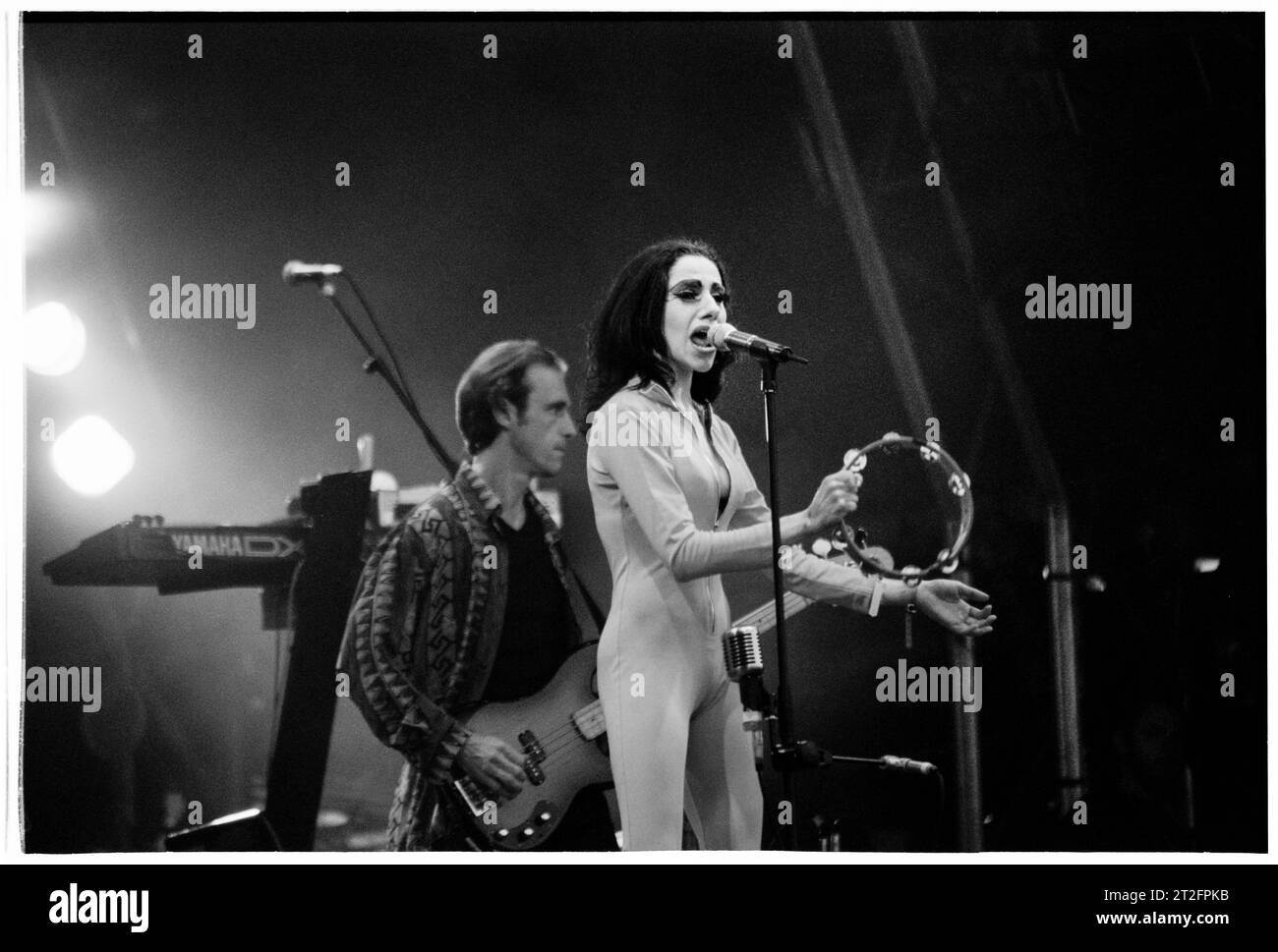 PJ HARVEY, GLASTONBURY FESTIVAL, 1995: PJ Harvey Plays the Main Stage at the Glastonbury Festival, Pilton Farm, Somerset, England, 24. Juni 1995. 1995 feierte das Festival sein 25-jähriges Bestehen. In diesem Jahr gab es keine Pyramidenphase, da sie abgebrannt war. Foto: ROB WATKINS. INFO: PJ Harvey ist eine renommierte britische Singer-Songwriterin und Musikerin, die für ihre unverwechselbare Stimme und ihren eklektischen Stil bekannt ist. Mit mehreren Auszeichnungen, darunter dem Mercury Prize, umfasst ihr einflussreiches Werk Rock, Punk und alternative Genres und macht sie zu einer Schlüsselfigur in der zeitgenössischen Musik. Stockfoto