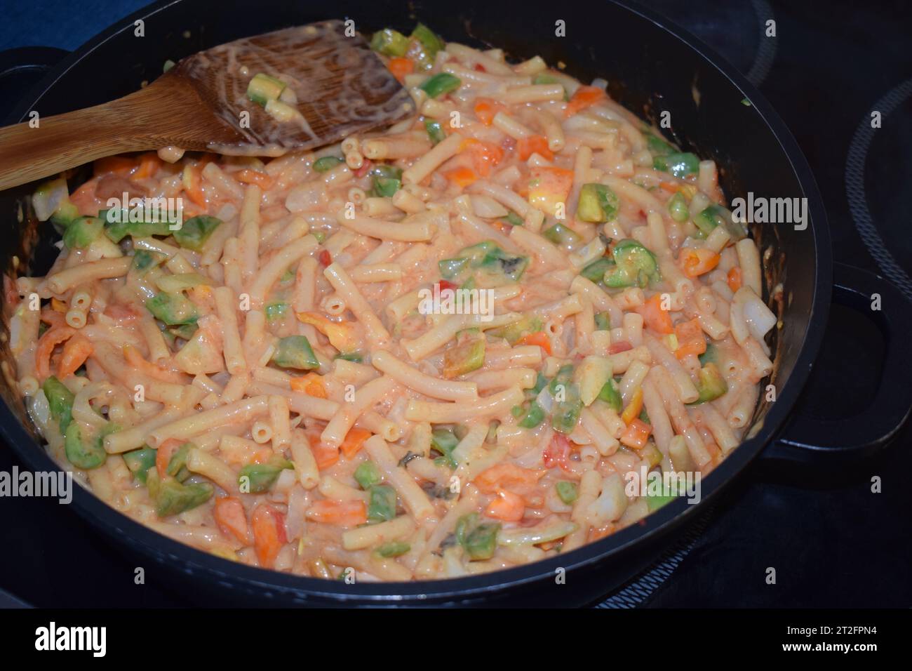 Buntes Makkaroni-Gericht Stockfoto