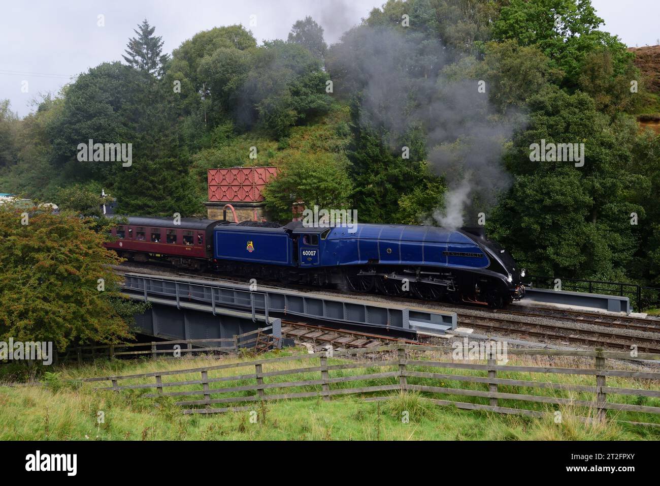 LNER Class A4 Pacific No. 60007 (4498) Sir Nigel Gresley an der Station Goathland an der North Yorkshire Moors Railway während ihrer 50-jährigen Jubiläumsgala. Stockfoto