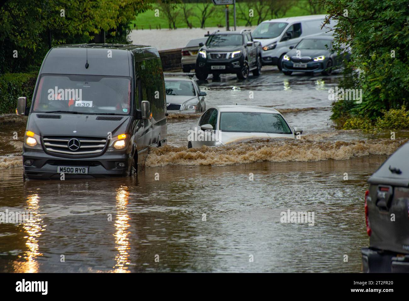 Überschwemmungen in Ribchester, Preston, Lancashire, als der Fluss Ribble bei starkem Regen seine Ufer platzte. Stockfoto