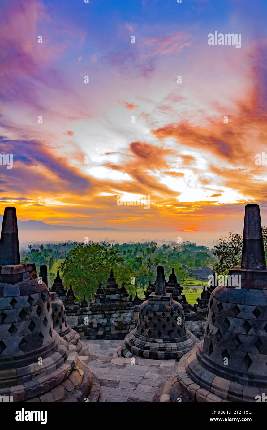 Fabelhaft schöne Wolken über dem antiken Tempelkomplex Borobudur in Indonesien Stockfoto