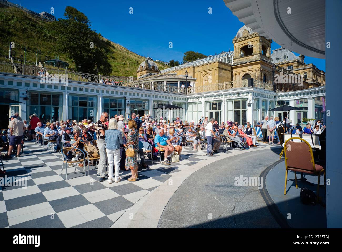 Ein sehr volles Publikum für das letzte Konzert der Saison 2023 mit Scarborough's Spa Orchestra Stockfoto