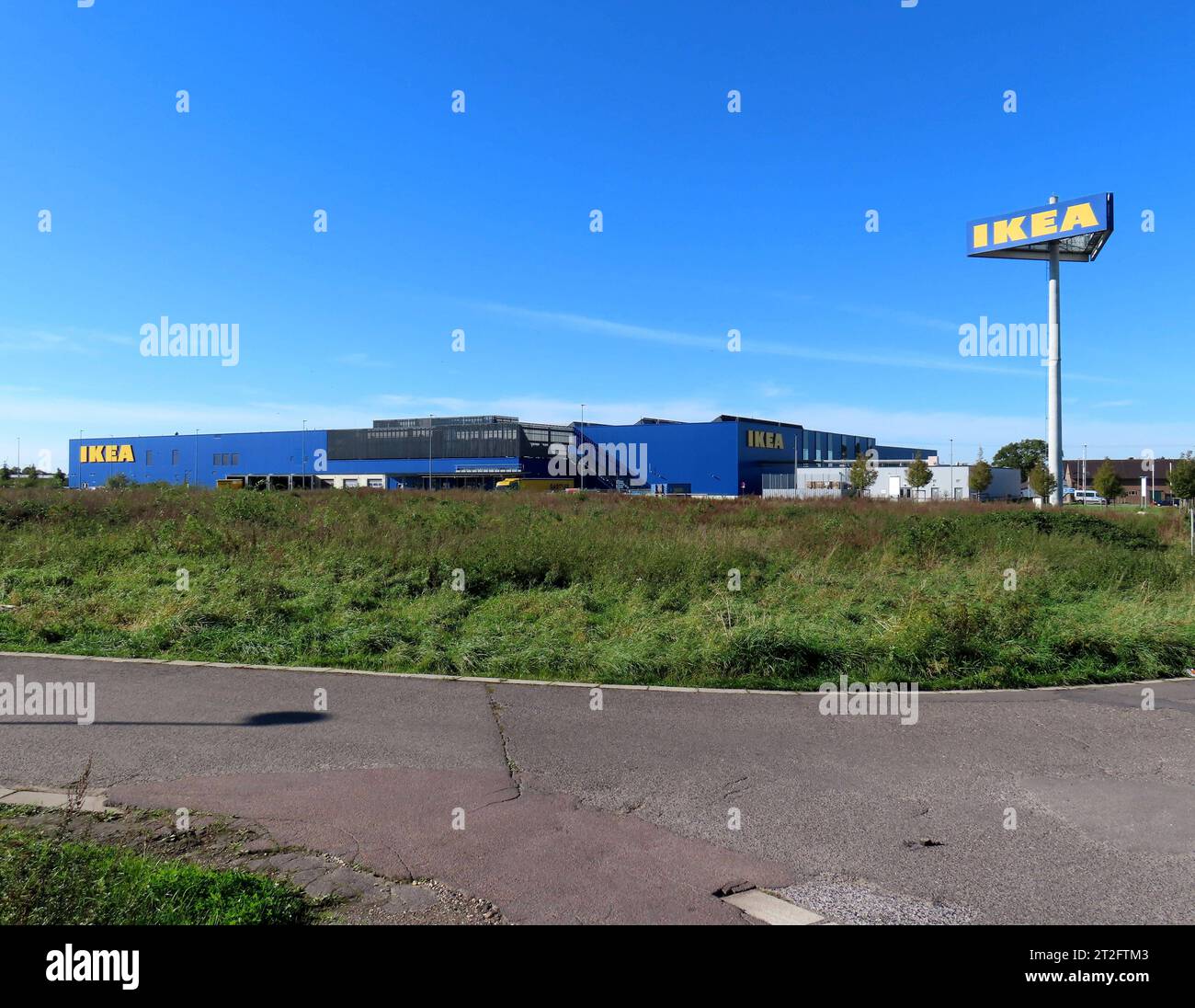 Blick auf das Lager und die Ausstellungshallen des Möbelgiganten IKEA in der gruenen Wiese *** Blick auf die Lager- und Ausstellungshallen des Möbelriesen IKEA in der grünen Wiese Stockfoto