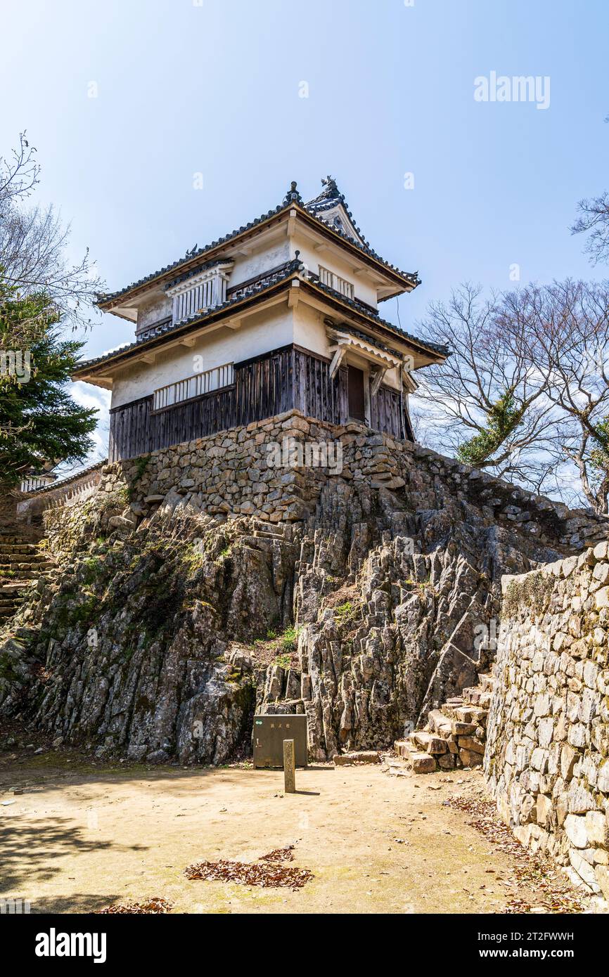 Der Niju Yagura, ein Turm, der auf einem felsigen Granitvorsprung auf der Burg Bitchu Matsuyama in Japan errichtet wurde. Die einzige ursprüngliche Bergburg in Japan. Stockfoto