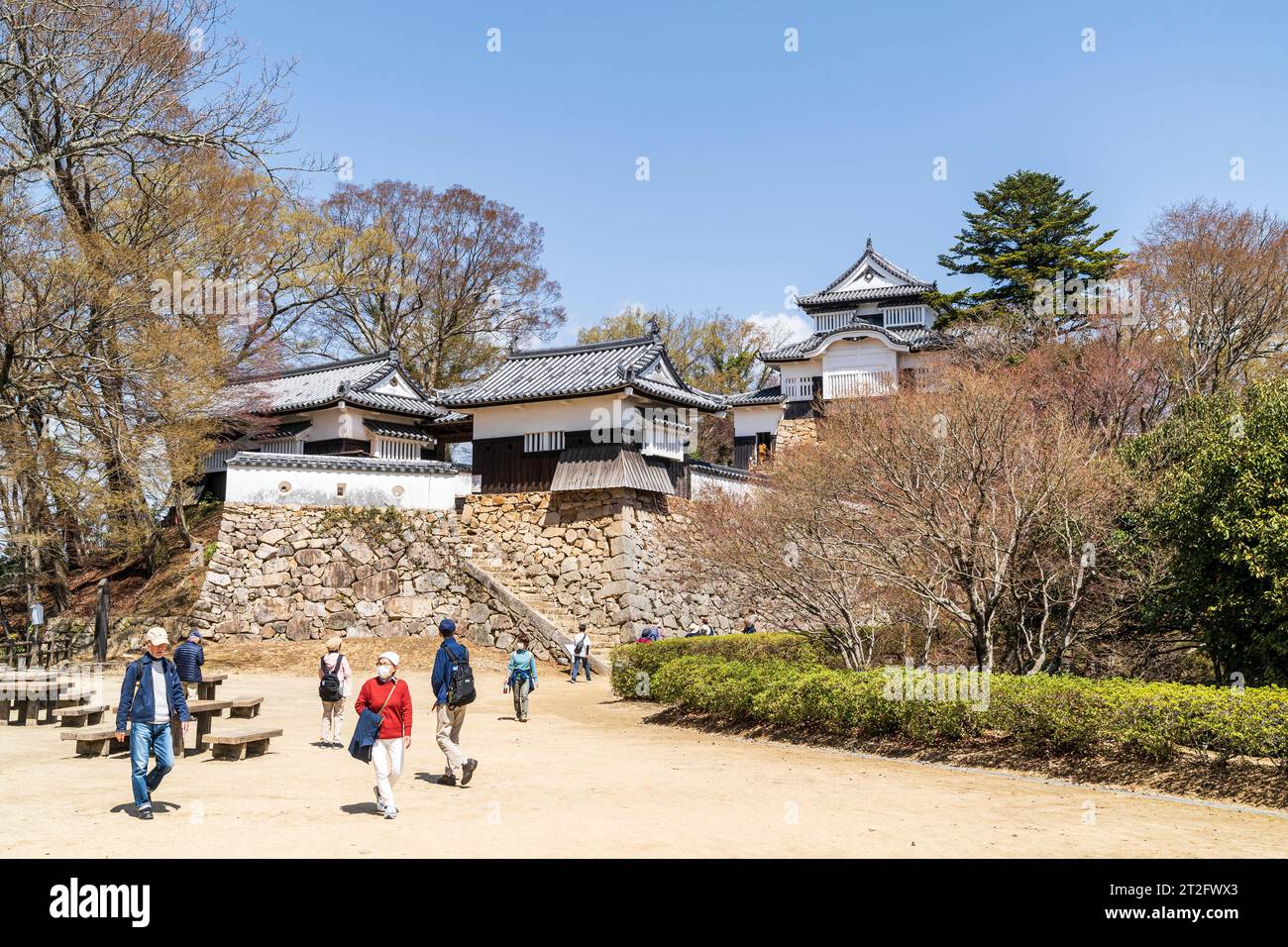 Burg Bitchu Matsuyama in Japan. Der schwer verteidigte Eingang zum Honmaru, innere Anlage, mit drei Yagura, Türmen und dahinter der Donjon. Stockfoto