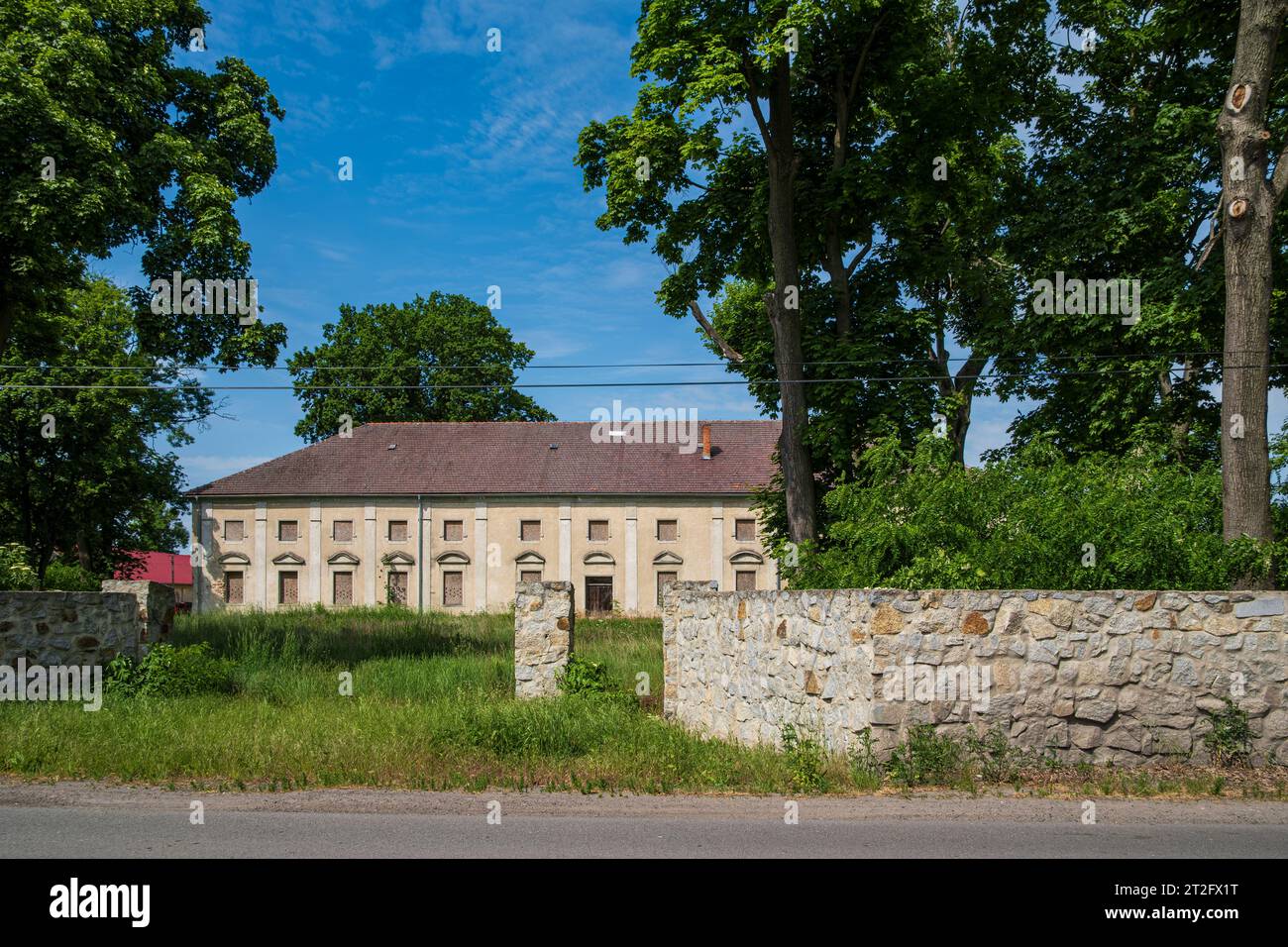 Ruine des Gutshauses Schönfeld, ein denkmalgeschütztes Herrenhaus aus dem Jahre 1783, in Krzywiczyny (Schönfeld), Bezirk Kluczbork, Woiwodschaft Oppeln, Polen. Stockfoto