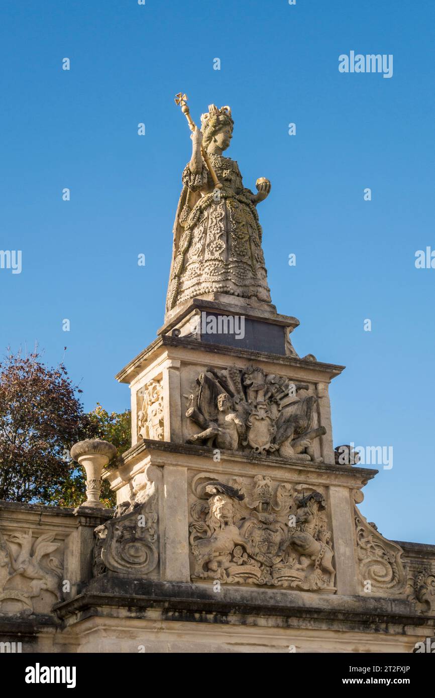 Die 18c-Statue der Königin Anne (1665-1714), die die königliche Kugel und das Zepter hält, über dem Cafe on the Strand (Queen Anne's Cafe), Barnstaple, Devon, Großbritannien Stockfoto