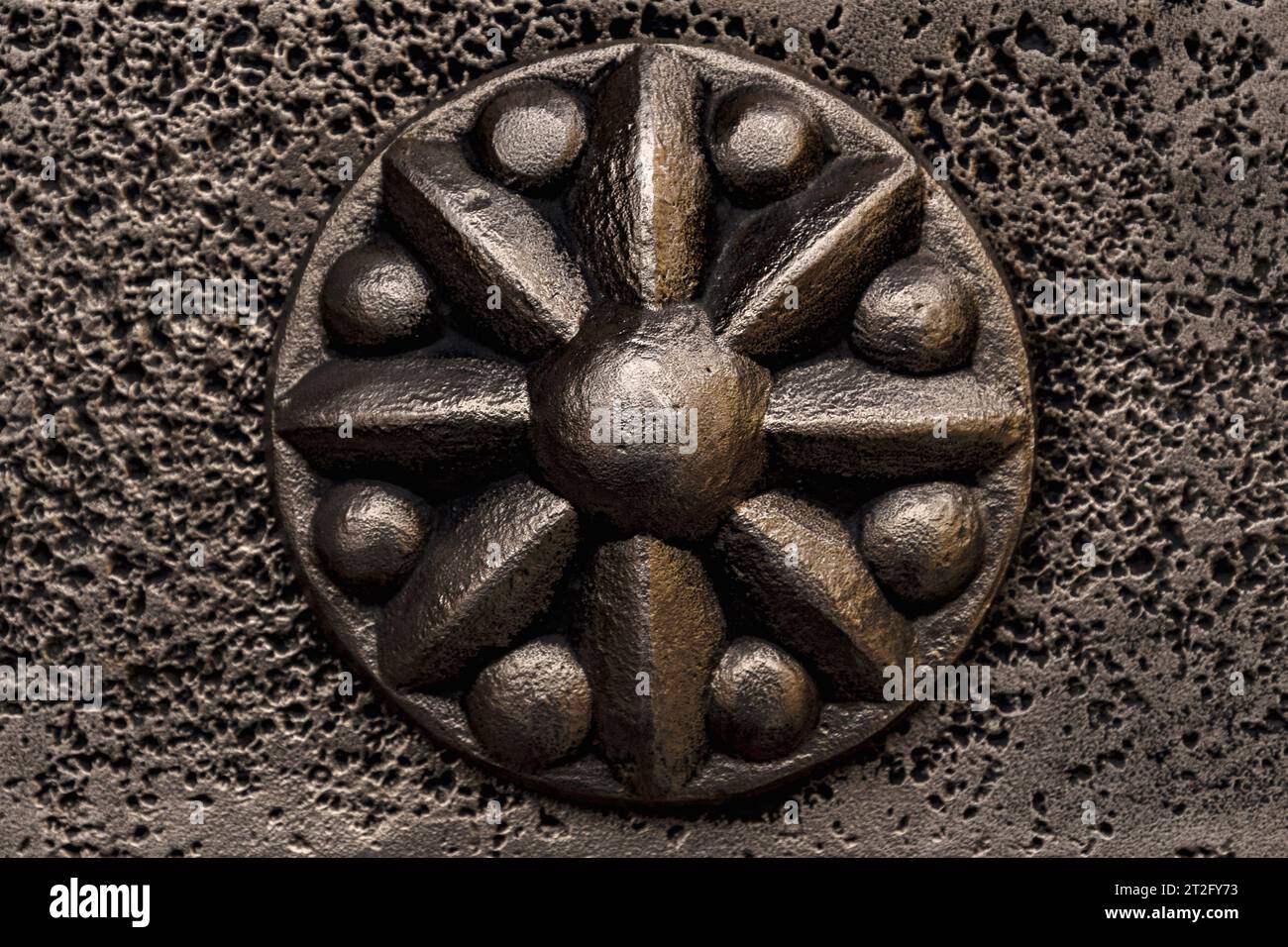 Metallgeschmiedetes Element einer alten Holztür im Trinity-Sergius Lavra. Russland Stockfoto