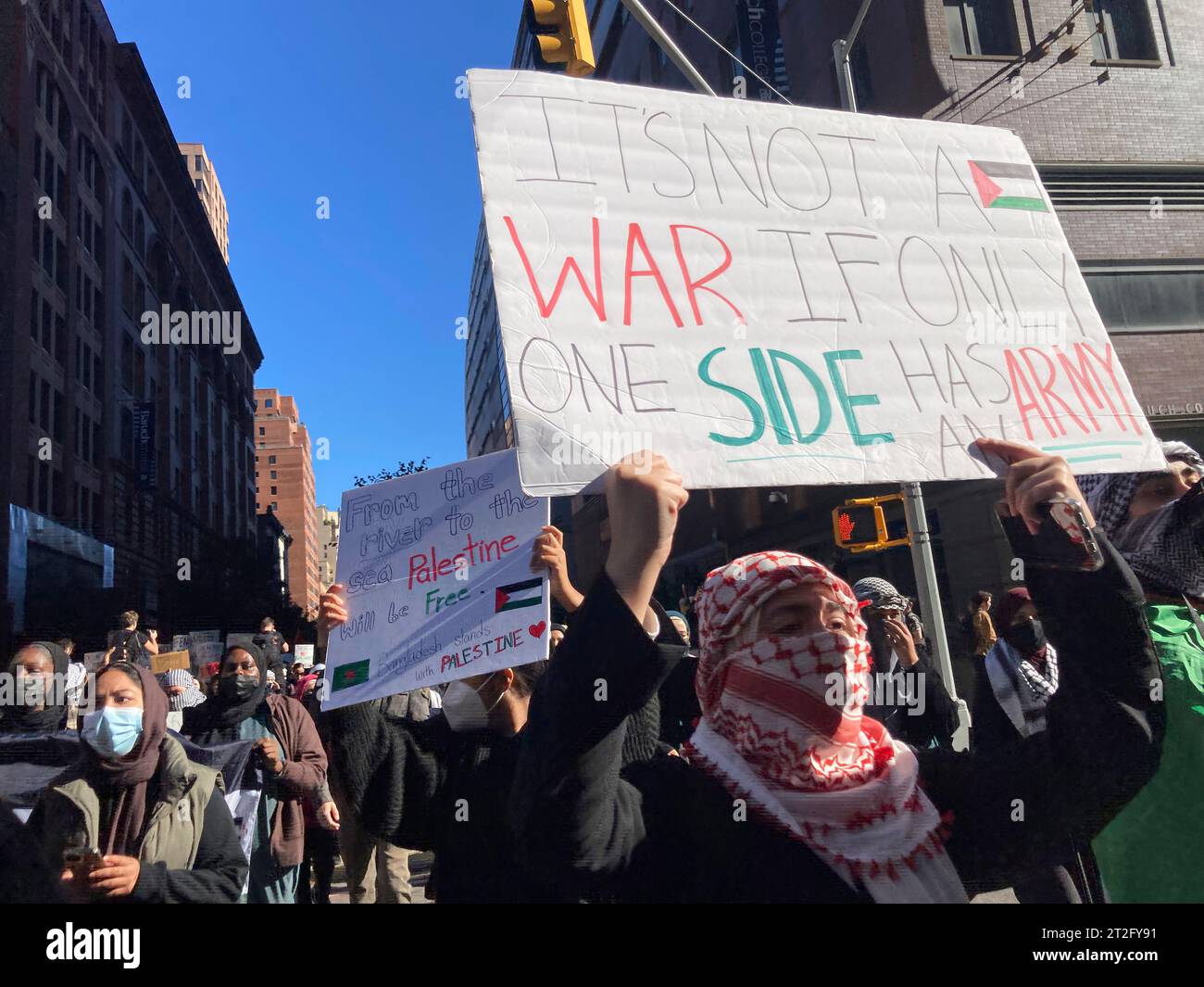 Das Baruch College und andere CUNY-Studenten und ihre Unterstützer treffen sich am Freitag, den 13. Oktober 2023, am Baruch College in New York. Der Protest war Teil des „Tages der Wut“, den die Hamas als Reaktion auf die Bombardierung des Gazastreifens durch Israel nach dem Terroranschlag auf Israel in der vergangenen Woche gefordert hatte. (© Frances M. Roberts) Stockfoto