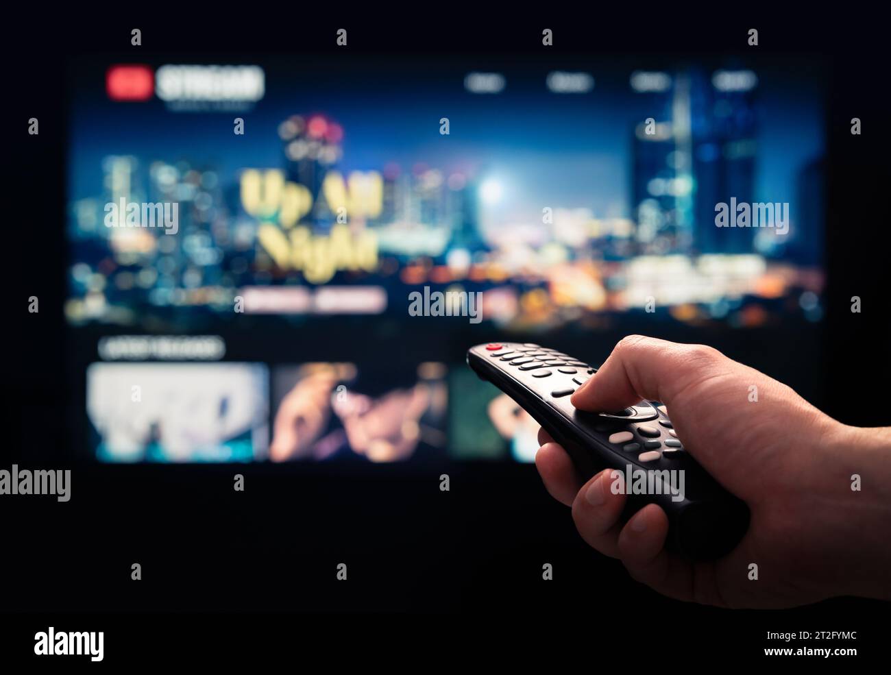 Film-Stream-Dienst auf dem fernseher ansehen. Video-on-Demand-Abonnementservice und -Plattform im Fernsehen. Online-Streaming von Serien, Filmen und Shows. Stockfoto