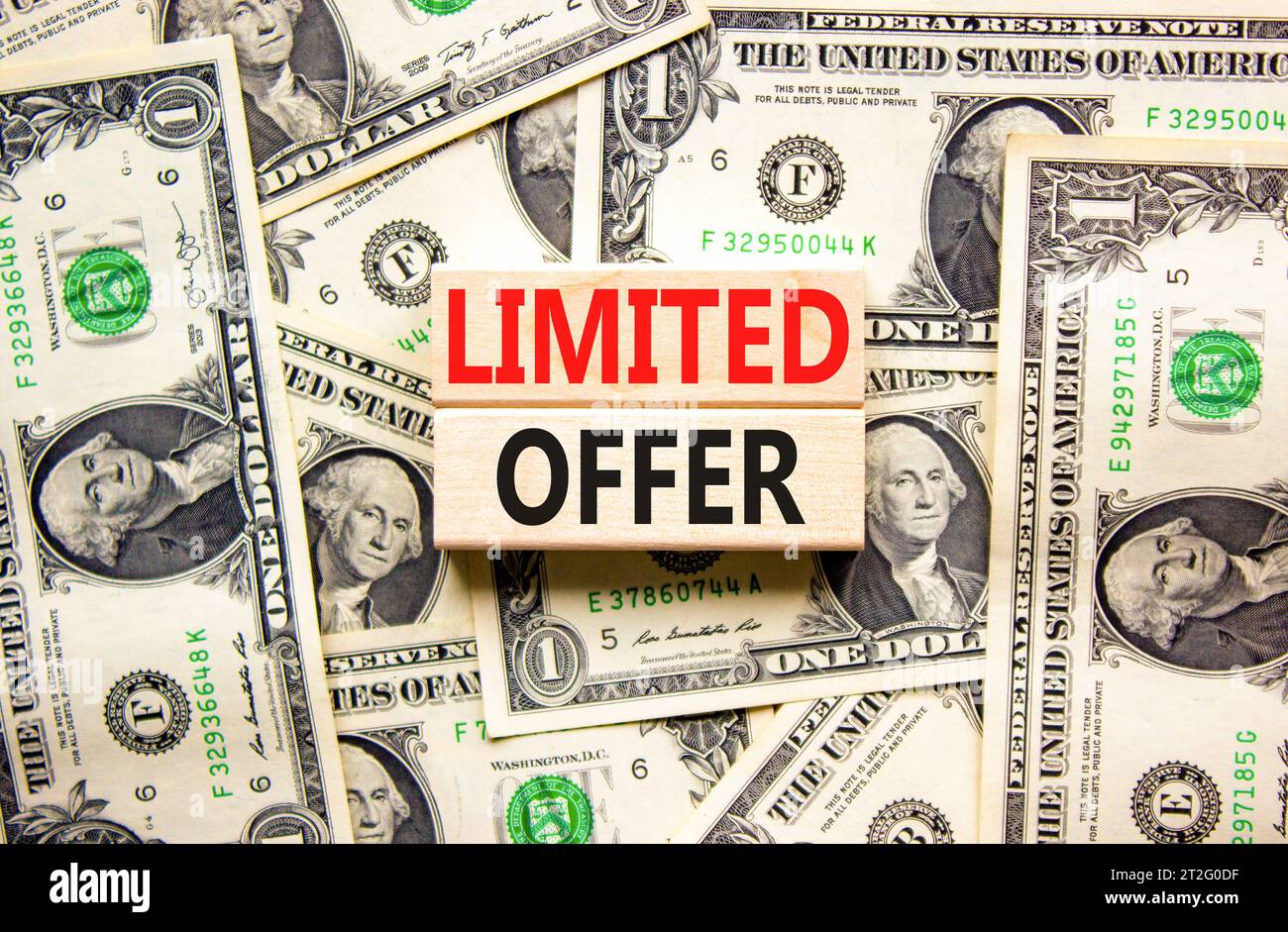 Symbol für begrenztes Angebot. Concept Words begrenztes Angebot für schönen Holzblock. Wunderschöner Hintergrund von Dollarscheine. Dollarscheine. Unternehmensmarketing, Stockfoto