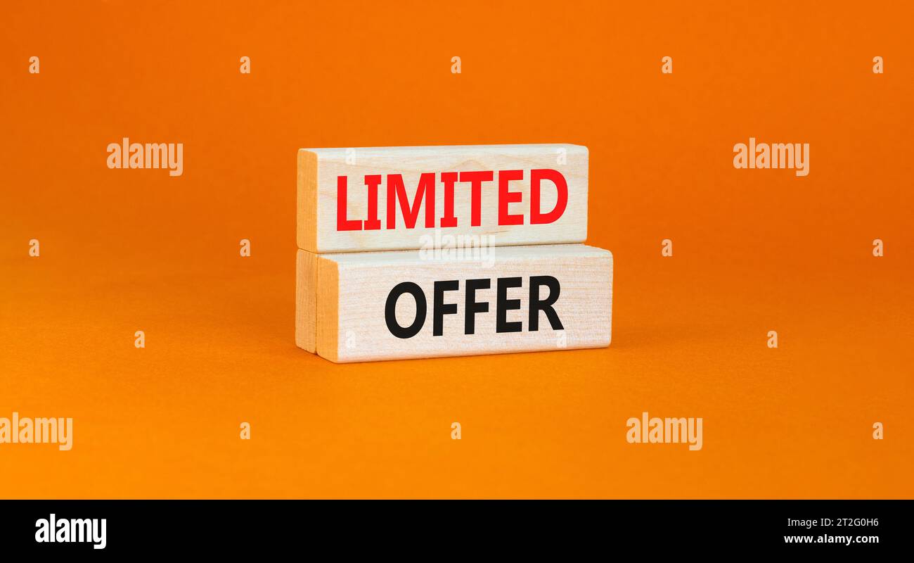 Symbol für begrenztes Angebot. Concept Words begrenztes Angebot für schönen Holzblock. Schöner oranger Tisch mit orangefarbenem Hintergrund. Unternehmensmarketing, Motivationa Stockfoto