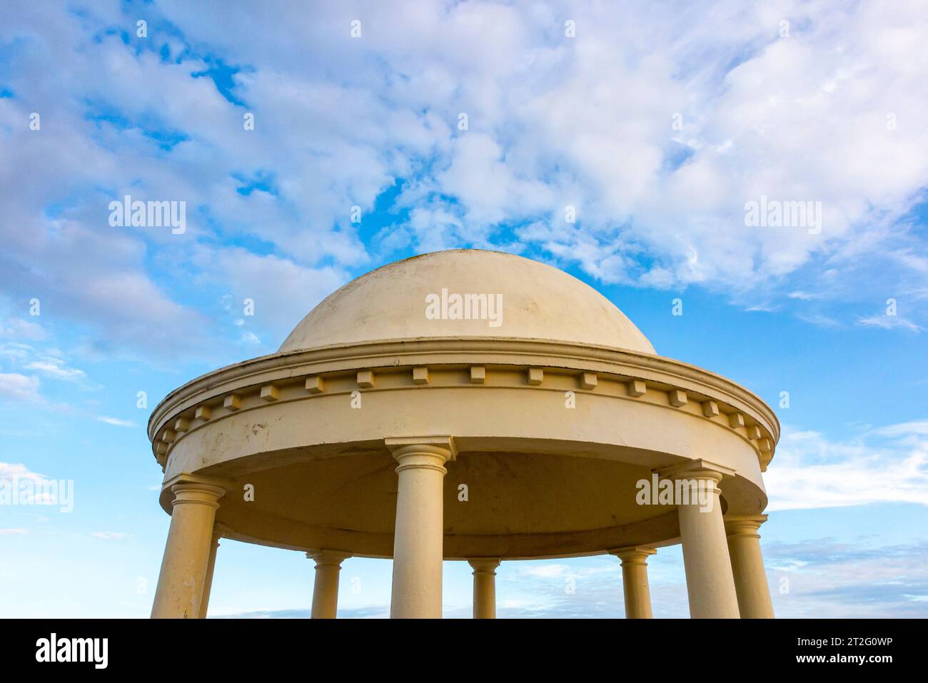 Dekorative Kuppelschutzhütte an der Strandpromenade von Bexhill on Sea, einem Küstenort in East Sussex, Südostengland Großbritannien. Stockfoto