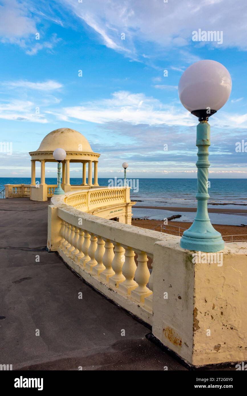 Dekorative gewölbte Schutzhütten und Brüstungen an der Strandpromenade von Bexhill on Sea, einem Küstenort in East Sussex, Südostengland Großbritannien. Stockfoto