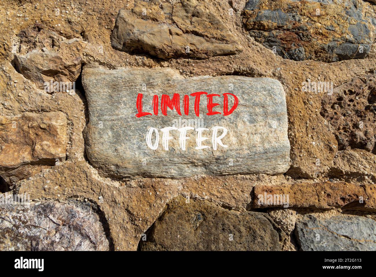 Symbol für begrenztes Angebot. Concept Words begrenztes Angebot für schönen grauen Stein. Schöner brauner Steinmauerhintergrund. Business Marketing, Motivational Lim Stockfoto