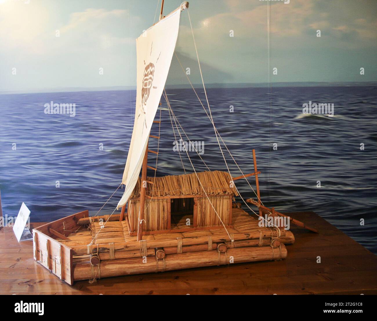 Güímar, Teneriffa, Comunidad Autonoma des Canarias, Spanien. Pyramidenmuseum Von Güímar. Modell eines Balsaholzfloßes im präinkischen Stil namens Kon-Tiki, in dem Thor Heyerdahl und eine Mannschaft von fünf Skandinaviern 1947 von Callao in Peru nach Raroia in Polinesien segelte. Die Reise von 8000 Kilometern dauerte 101 Tage. Stockfoto Güímar, Teneriffa, Comunidad Autonoma des Canarias, Spanien. Pyramidenmuseum Von Güímar. Modell eines Balsaholzfloßes im präinkischen Stil namens Kon-Tiki, in dem Thor Heyerdahl und eine Mannschaft von fünf Skandinaviern 1947 von Callao in Peru nach Raroia in Polinesien segelte. Die Reise von 8000 Kilometern dauerte 101 Tage. Stockfoto