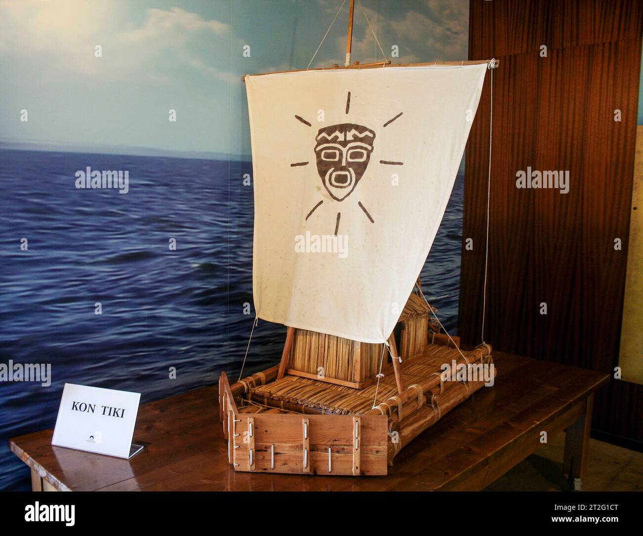 Güímar, Teneriffa, Comunidad Autonoma des Canarias, Spanien. Pyramidenmuseum Von Güímar. Modell eines Balsaholzfloßes im präinkischen Stil namens Kon-Tiki, in dem Thor Heyerdahl und eine Mannschaft von fünf Skandinaviern 1947 von Callao in Peru nach Raroia in Polinesien segelte. Die Reise von 8000 Kilometern dauerte 101 Tage. Stockfoto Güímar, Teneriffa, Comunidad Autonoma des Canarias, Spanien. Pyramidenmuseum Von Güímar. Modell eines Balsaholzfloßes im präinkischen Stil namens Kon-Tiki, in dem Thor Heyerdahl und eine Mannschaft von fünf Skandinaviern 1947 von Callao in Peru nach Raroia in Polinesien segelte. Die Reise von 8000 Kilometern dauerte 101 Tage. Stockfoto