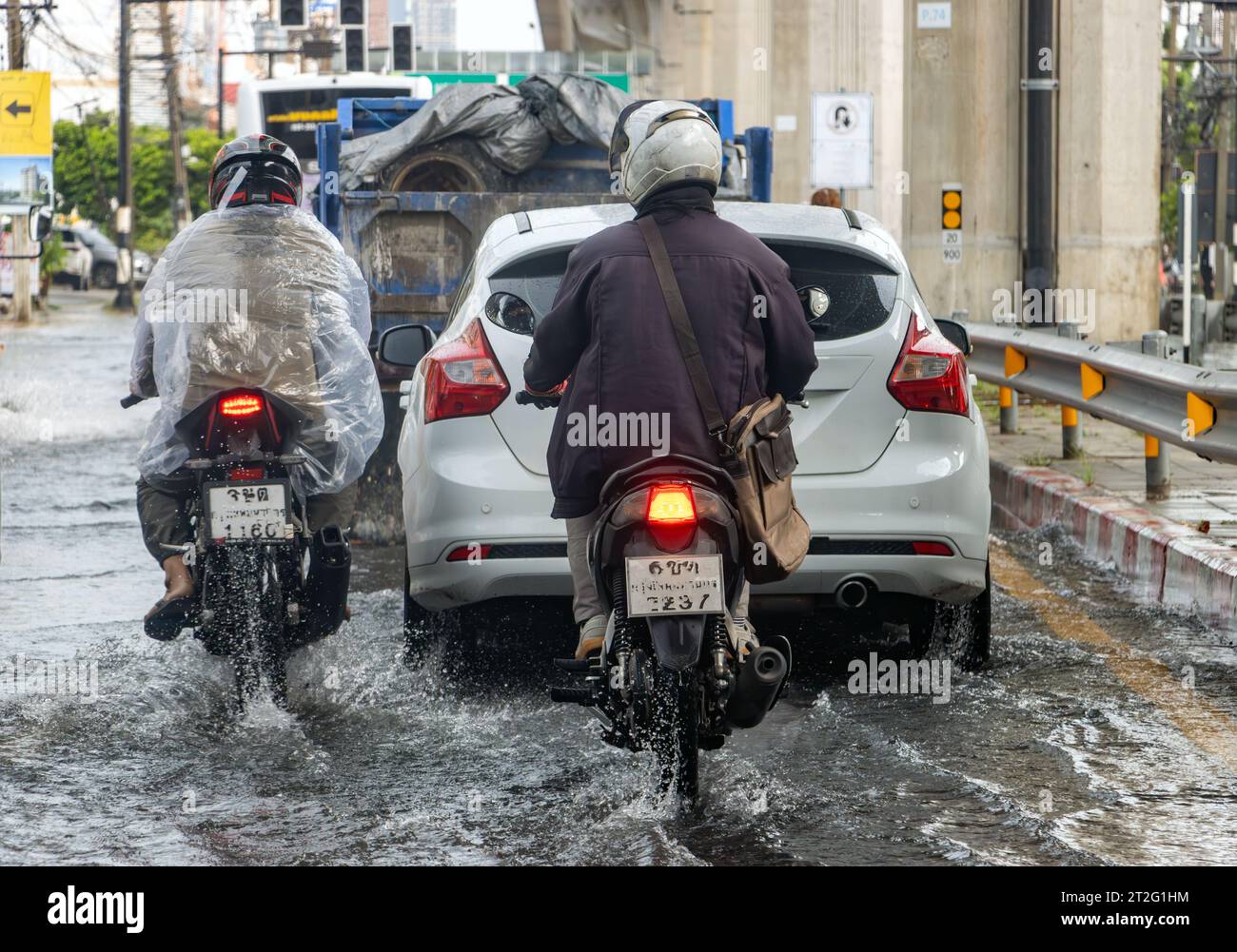 Verkehr auf überfluteten Autobahnen in Bangkok, Thailand Stockfoto