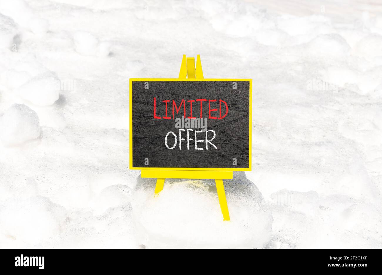 Symbol für begrenztes Angebot. Concept Words Limited Angebot für schöne schwarze Kreidetafel. Schöner weißer Schnee Hintergrund. Unternehmensmarketing, Motivation Stockfoto