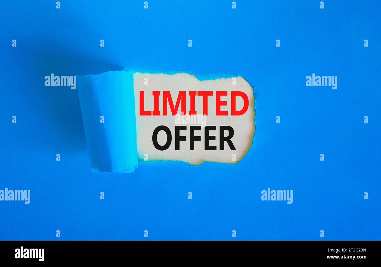Symbol für begrenztes Angebot. Concept Words begrenztes Angebot auf wunderschönem Whitepaper. Schöner blauer Tisch, blauer Hintergrund. Business Marketing, Motivational Lim Stockfoto